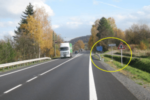 „Nahuštěné” dopravní značení, chybějící návěsti před křižovatkou