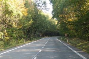 Nenápadné svislé značení, pozdní přechod přerušované čáry na souvislou