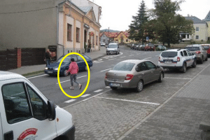 Chybějící přechod mezi parkovištěm u zámku a poštou
