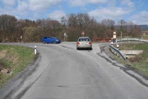 Nejasná hranice křižovatky, řidiči stojí daleko od reálné hranice