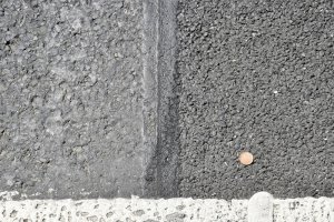 vlevo běžný a v pravo nízkohlučný povrch