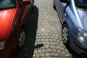 Pohled na detektor obsazenosti parkovacího místa v podobě dlažební kostky