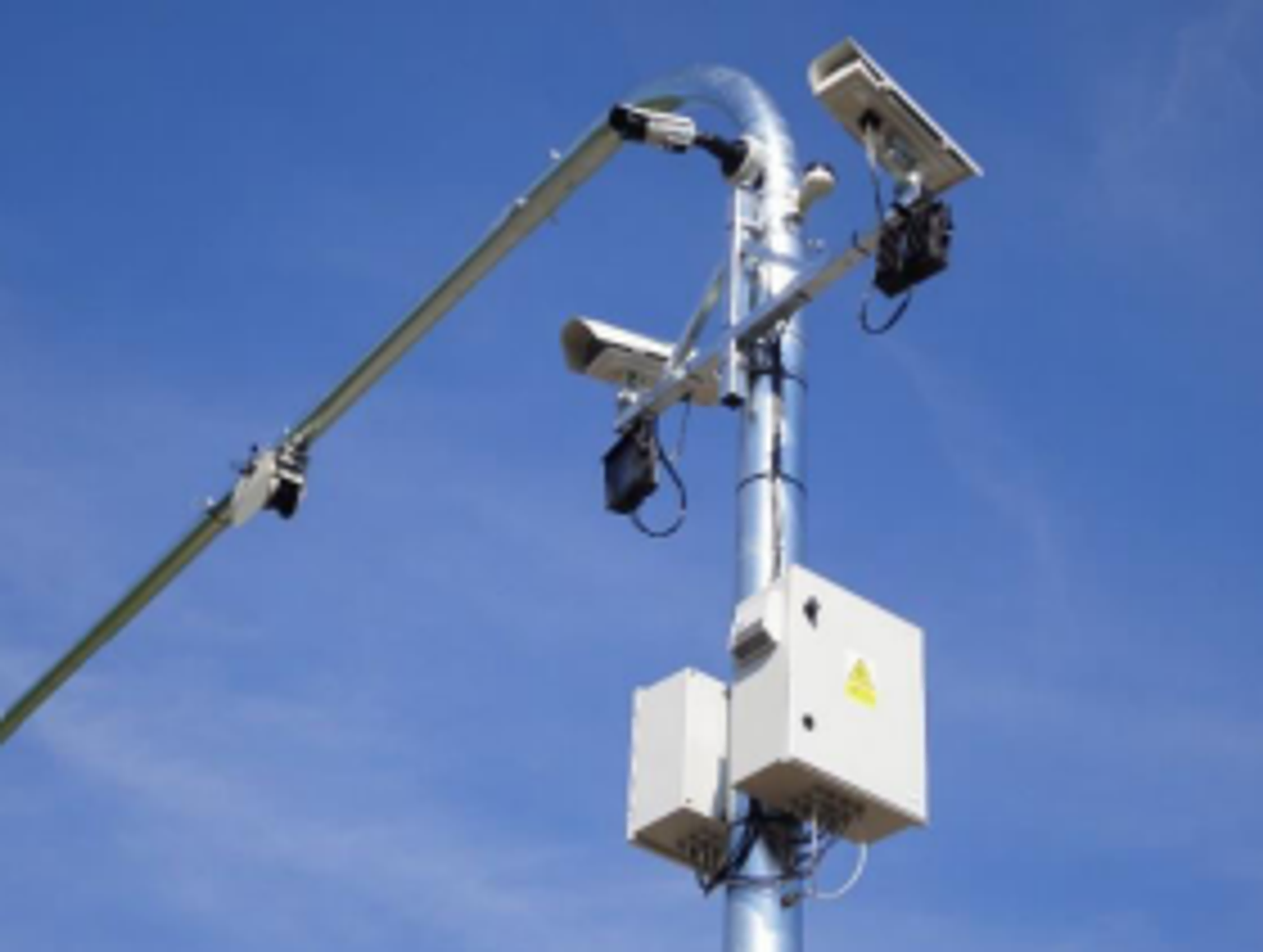 TZ: Přetížené kamiony poškozují silnice, dálnice i mosty 01