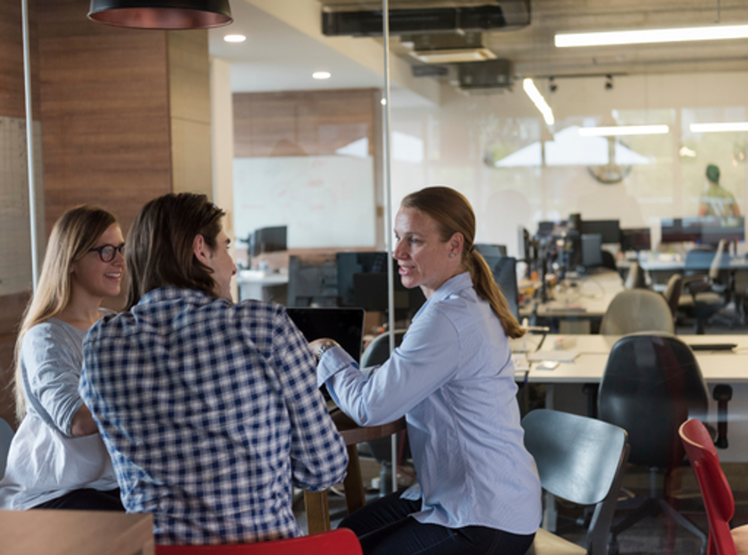 Kolegové v kanceláři na poradě