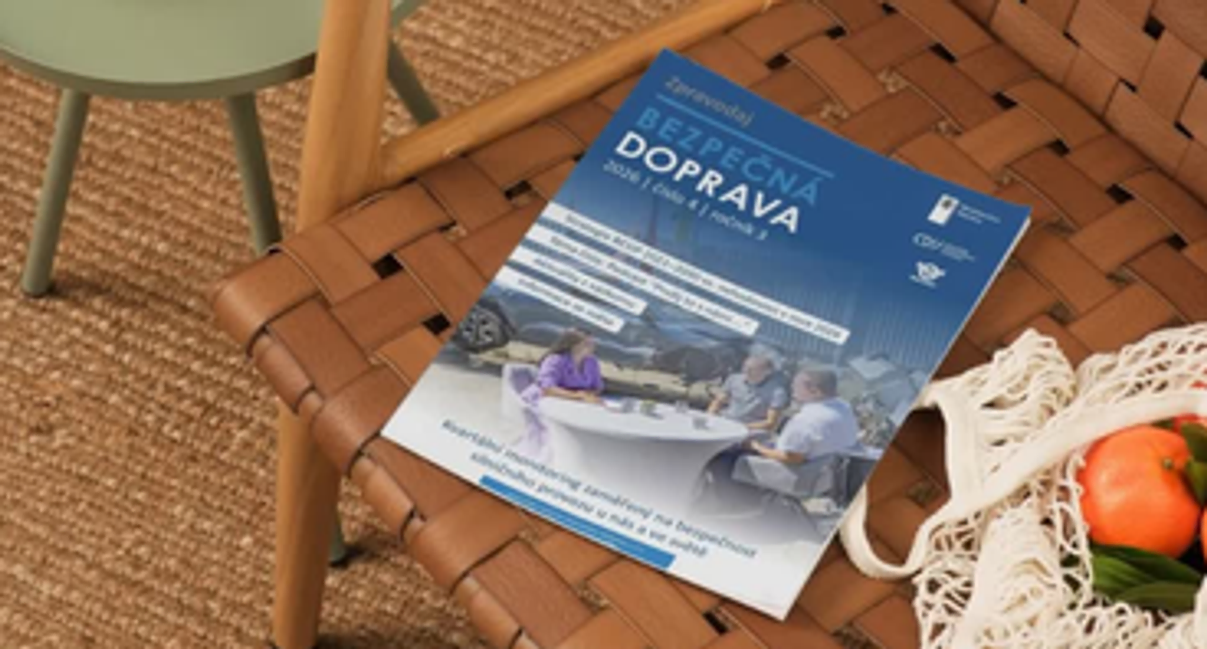 Zpravodaj Bezpečná doprava ležící na křesle