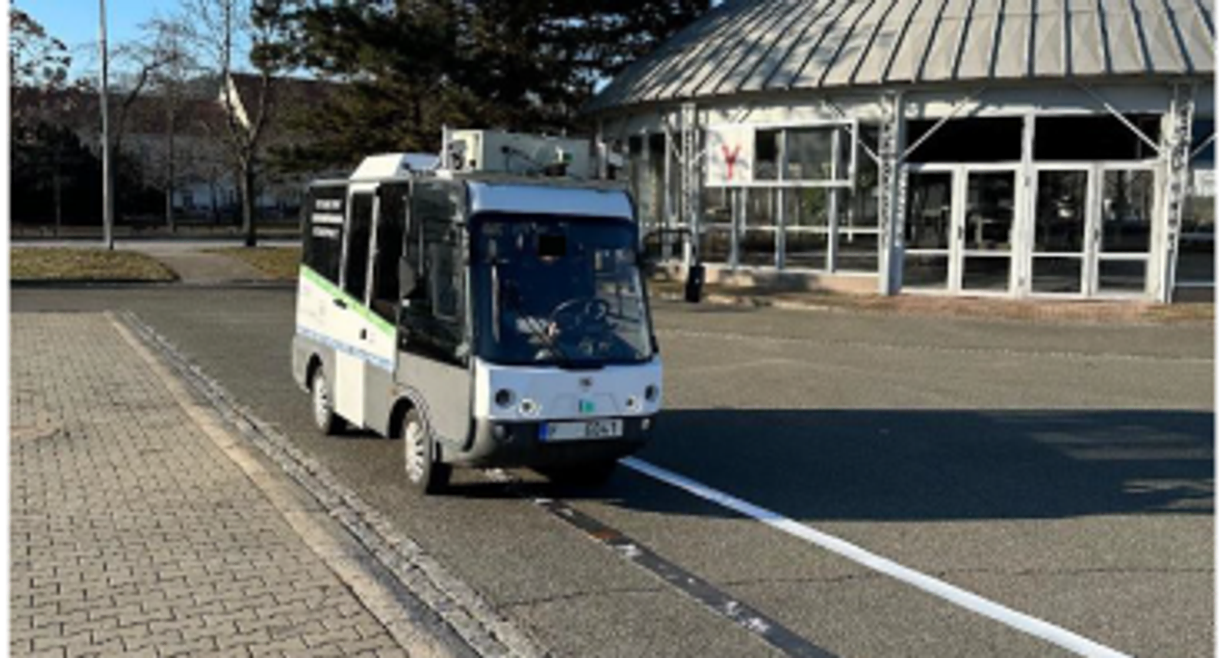 Minibus při testování virtuálních kolejí