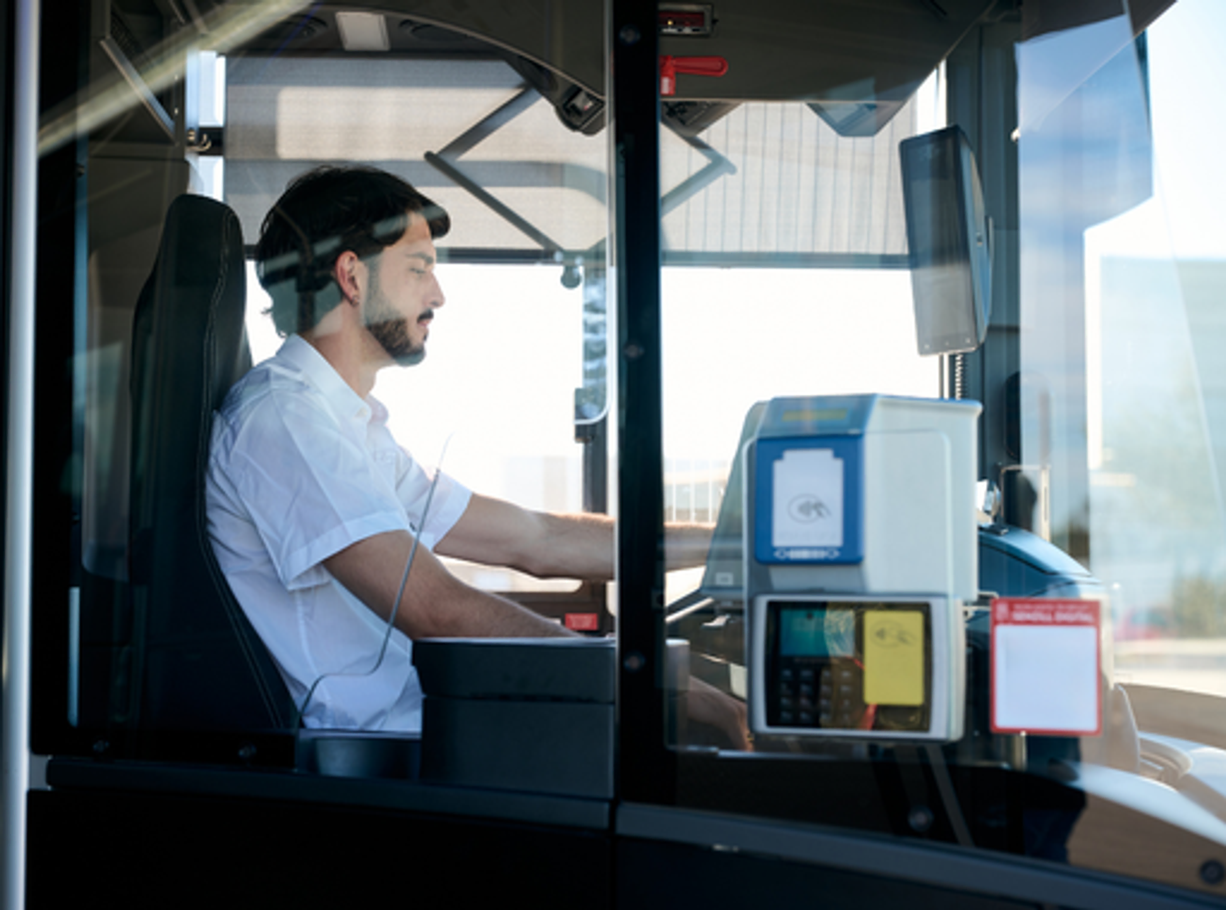 Řidič autobusu za volantem