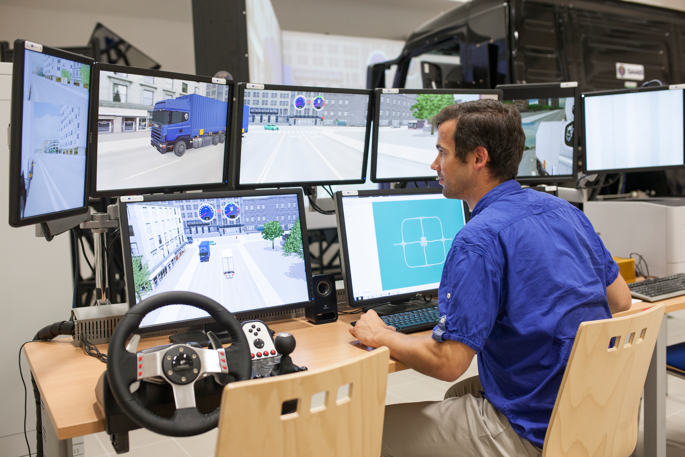 Muž používá dopravní simulátor