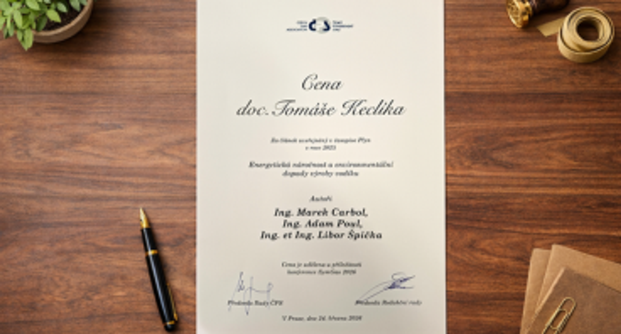Diplom s oceněním ležící na stole