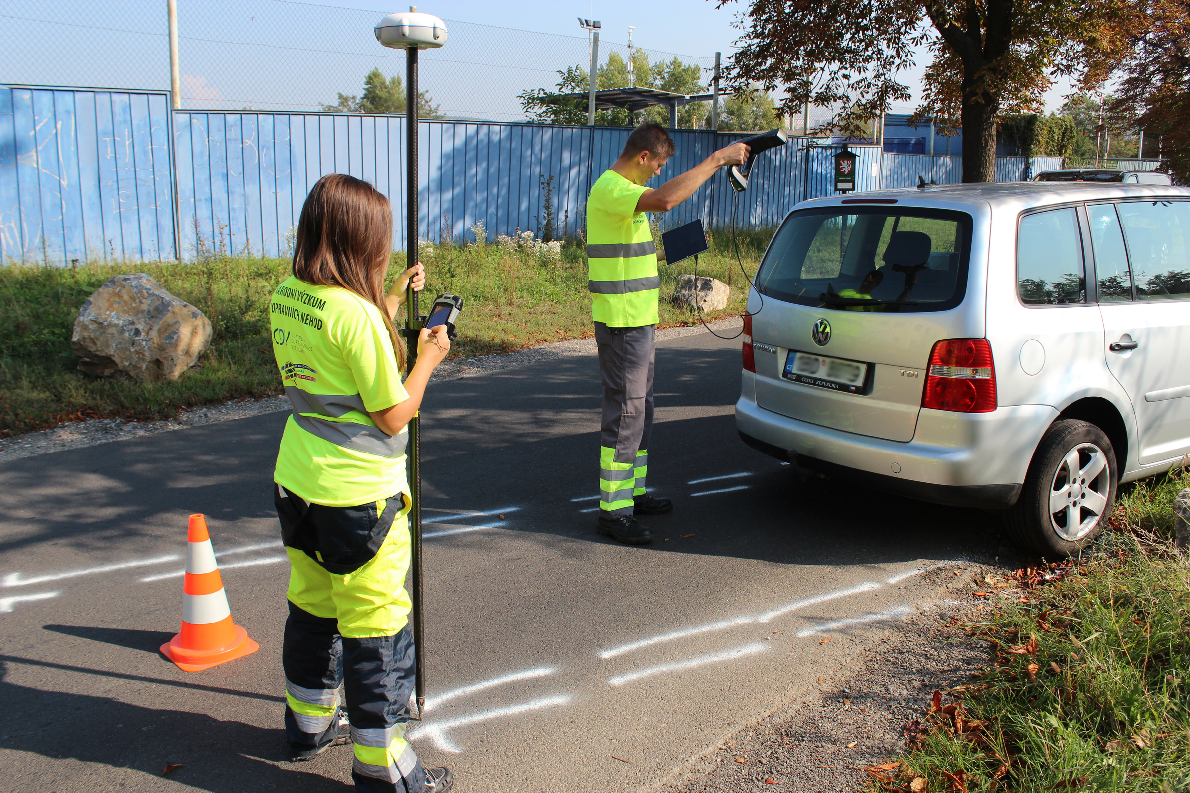 Muž a žena zkoumají havarované vozidlo