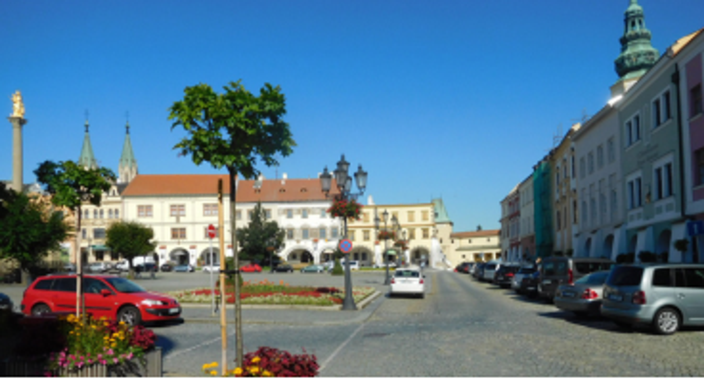 Malé město v Česku, náměstí s auty