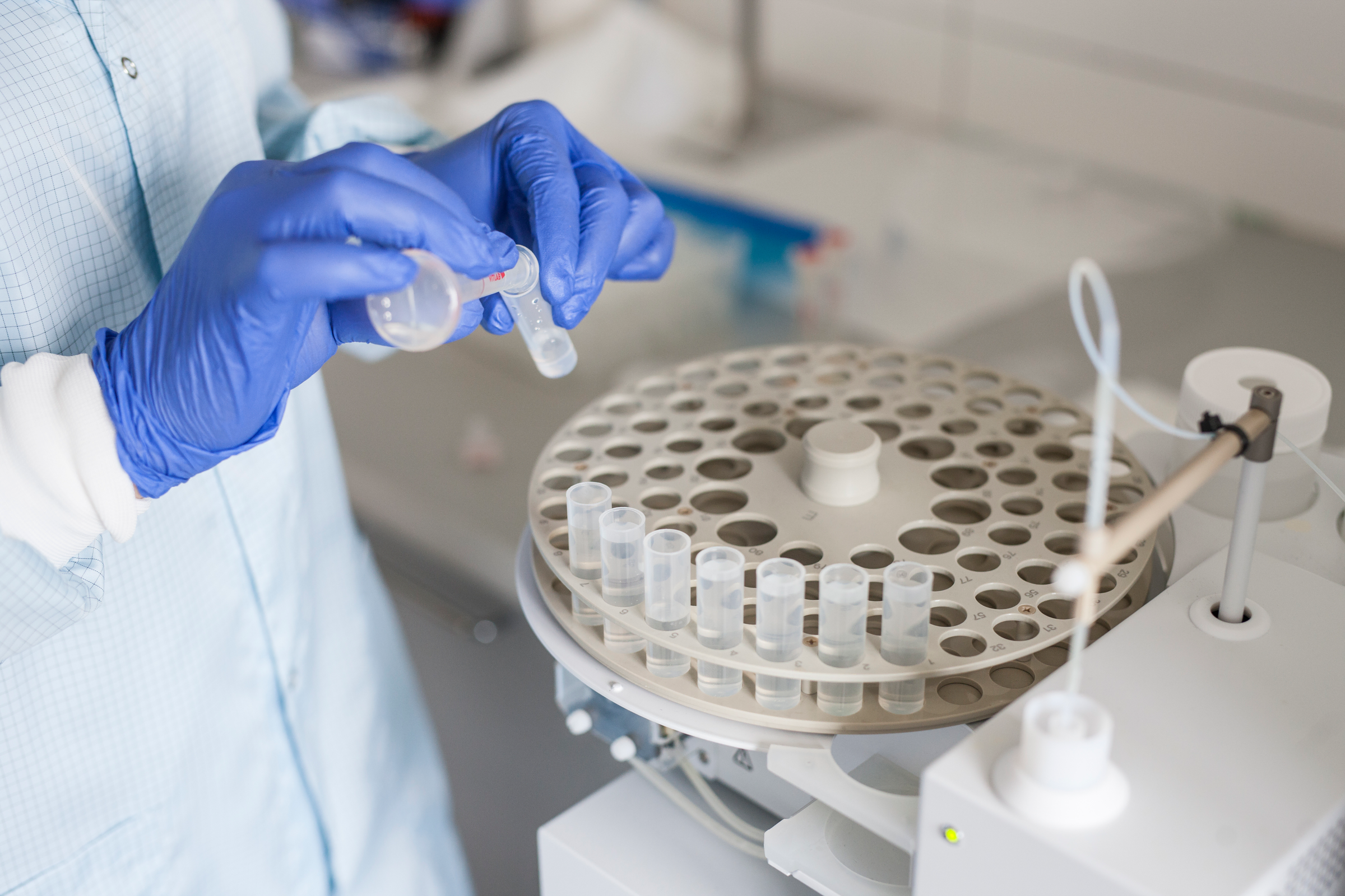 Přelévání chemikálie do zkumavky