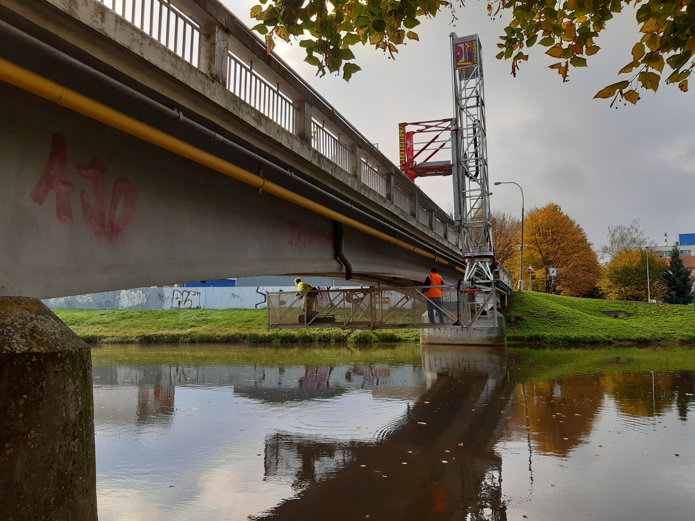 Betonový most přes řeku