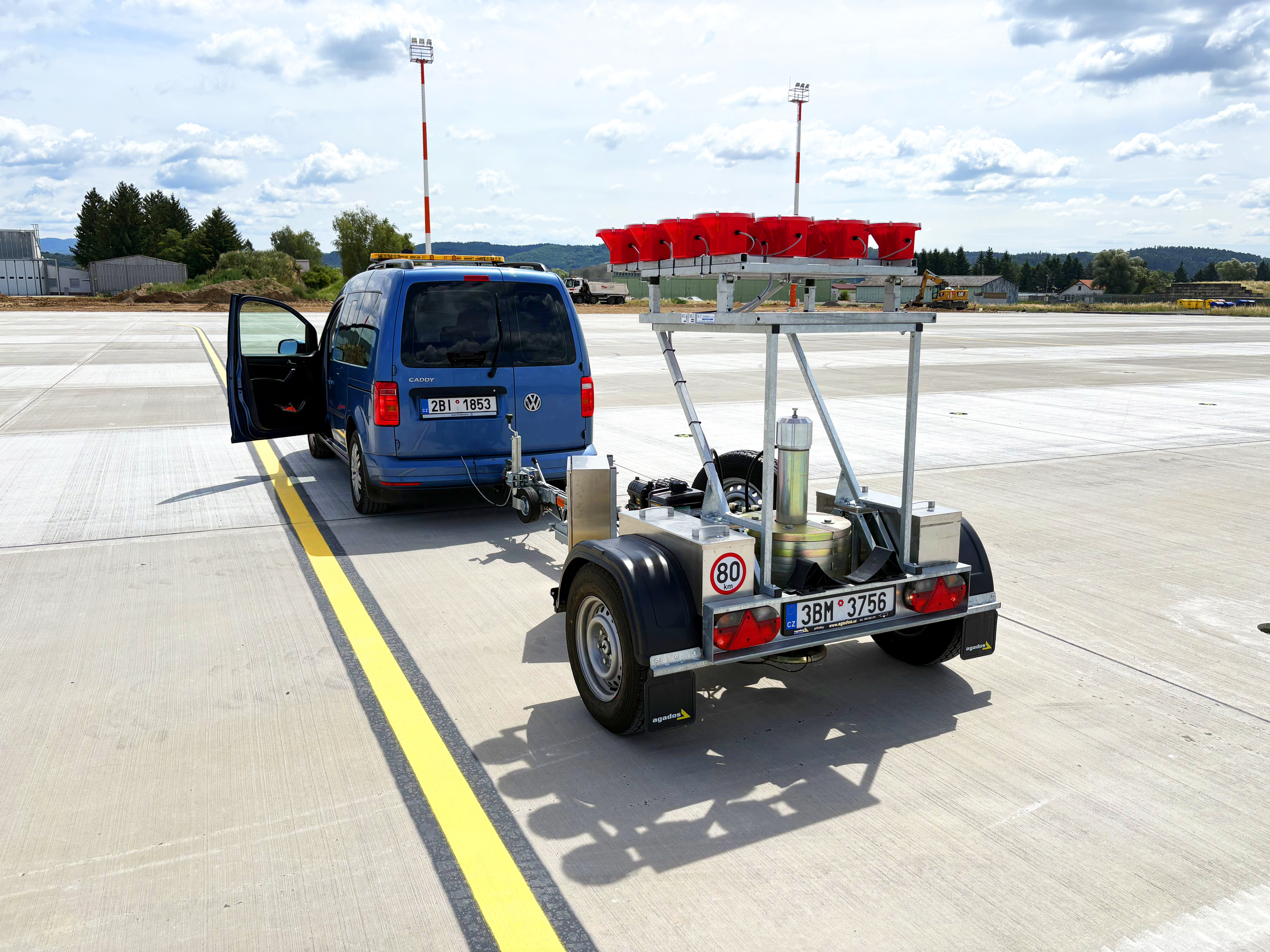 Auto Centra dopravního výzkumu s měřícím přístrojem