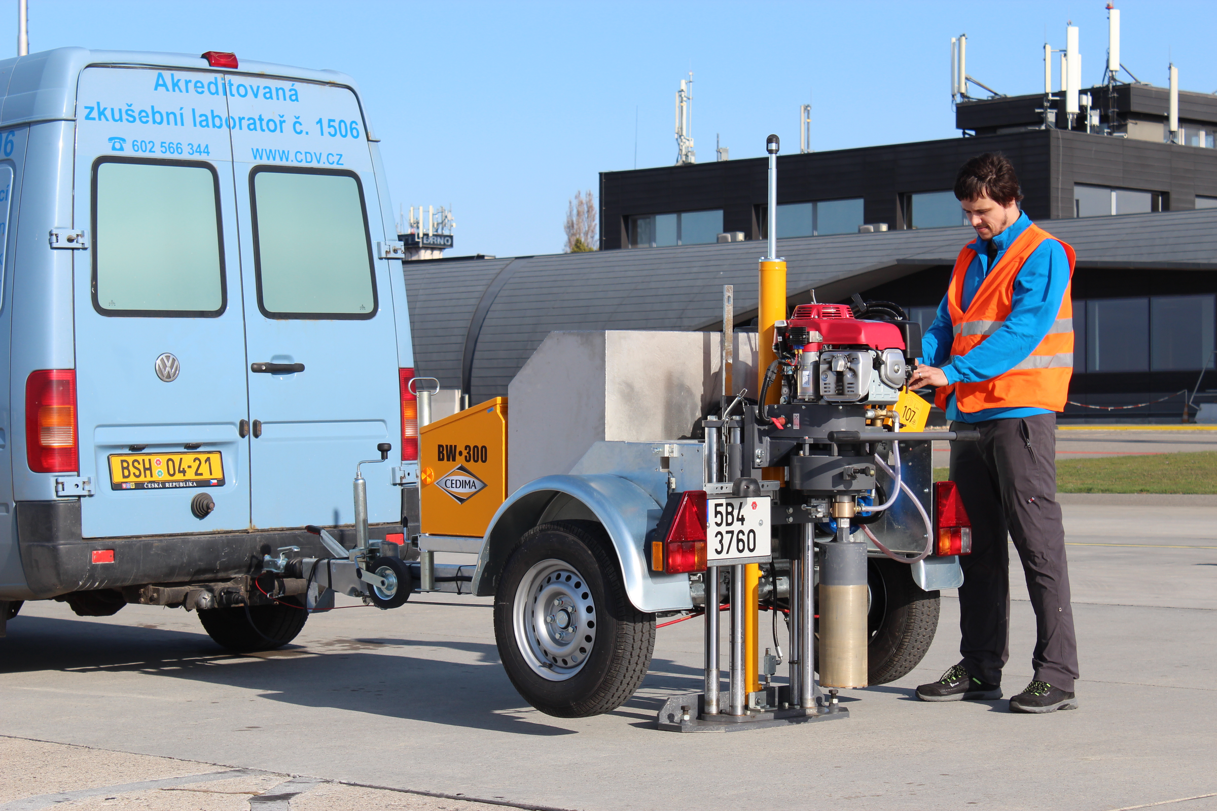 Výzkumník při diagnostice vozovky