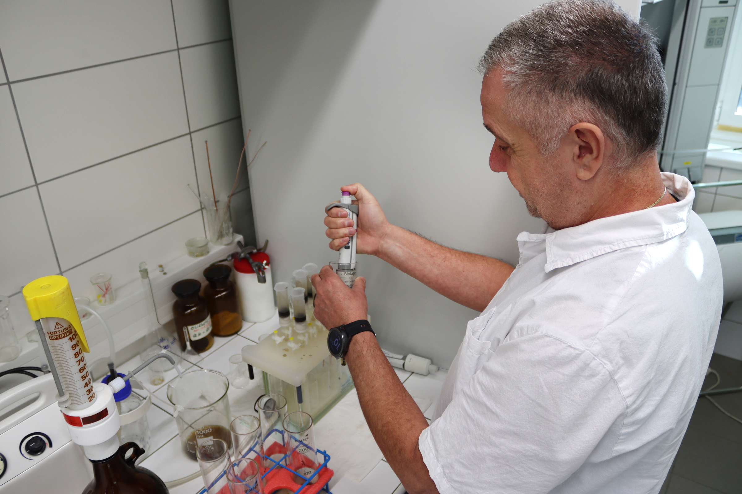 Muž extrahuje chemikálii