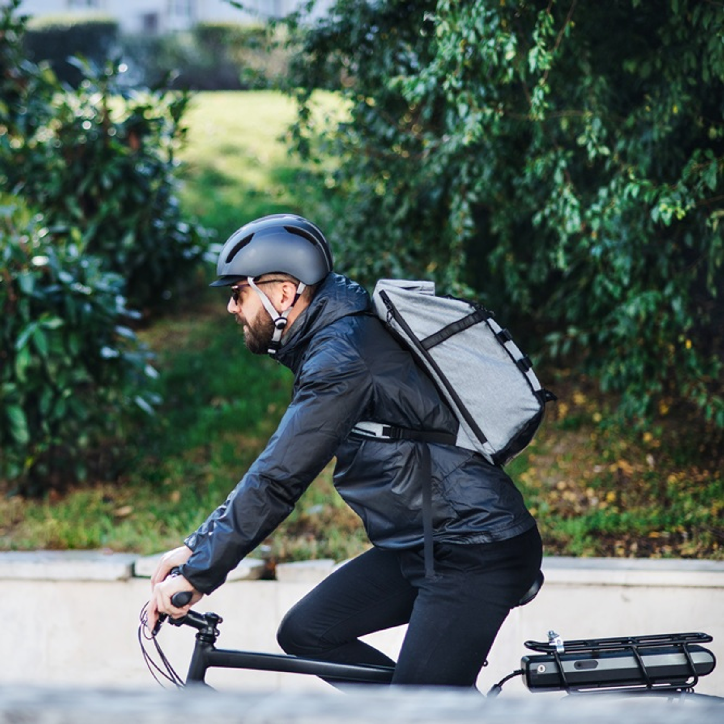 Theory and practice of the use of safety helmets by cyclists
