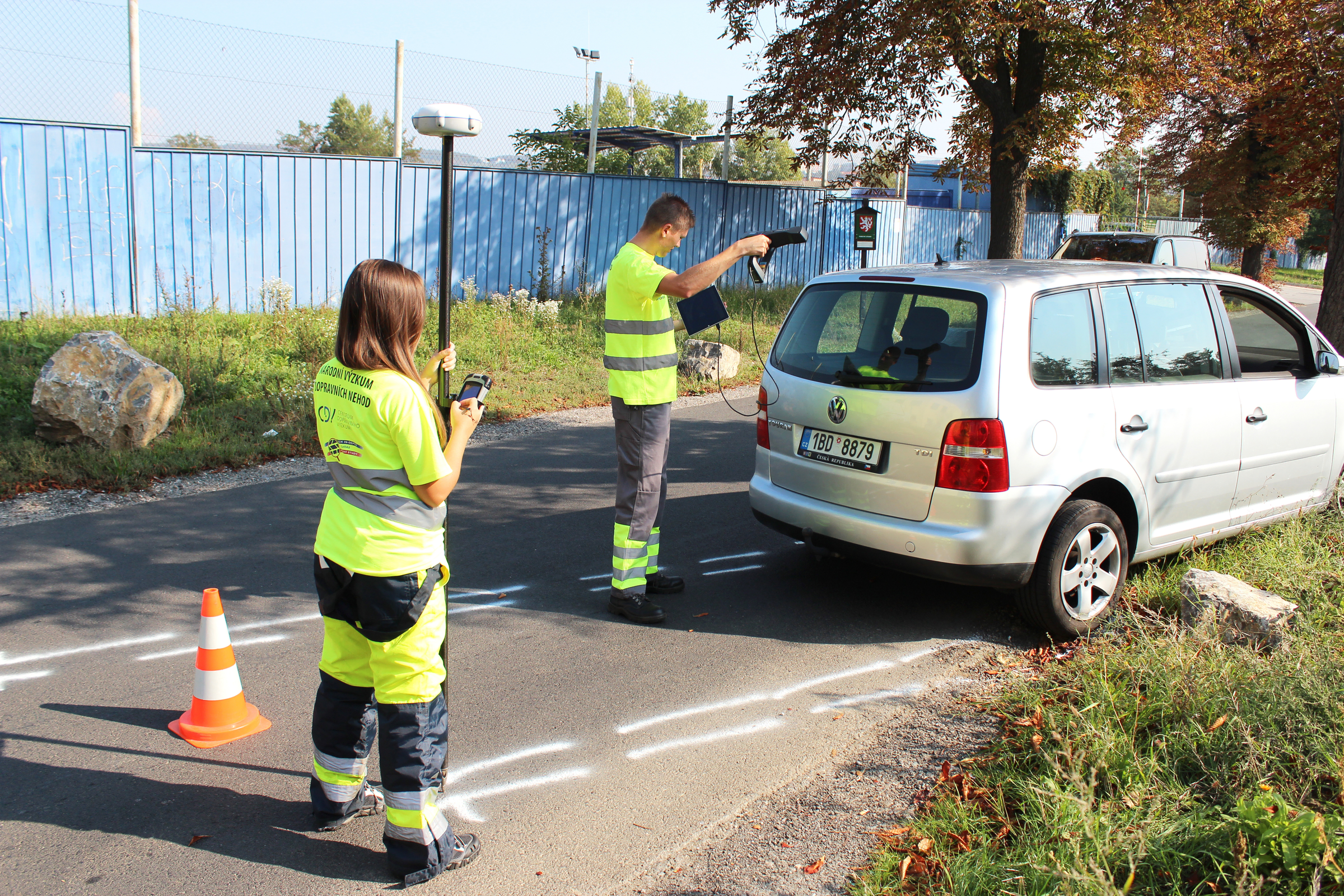 Výjezdový tým zkoumá bourané vozidlo