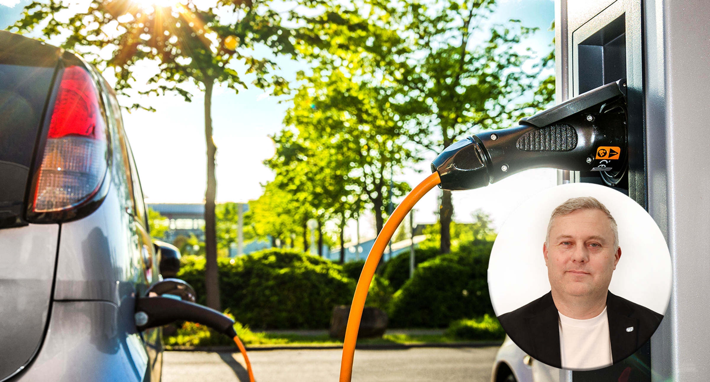Elektromobil připojený k nabíječce