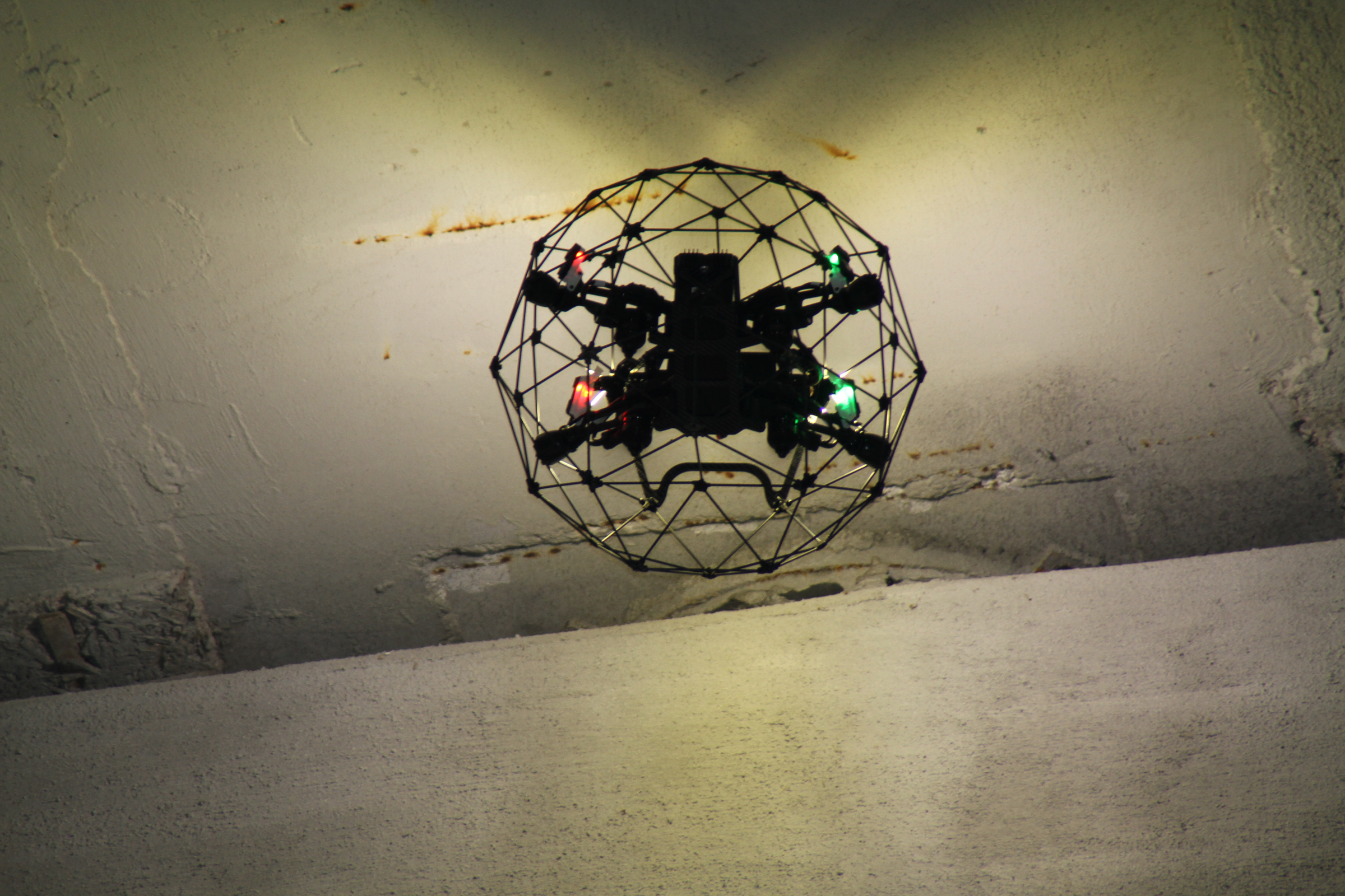 Dron který dělá prohlídku mostní konstrukce