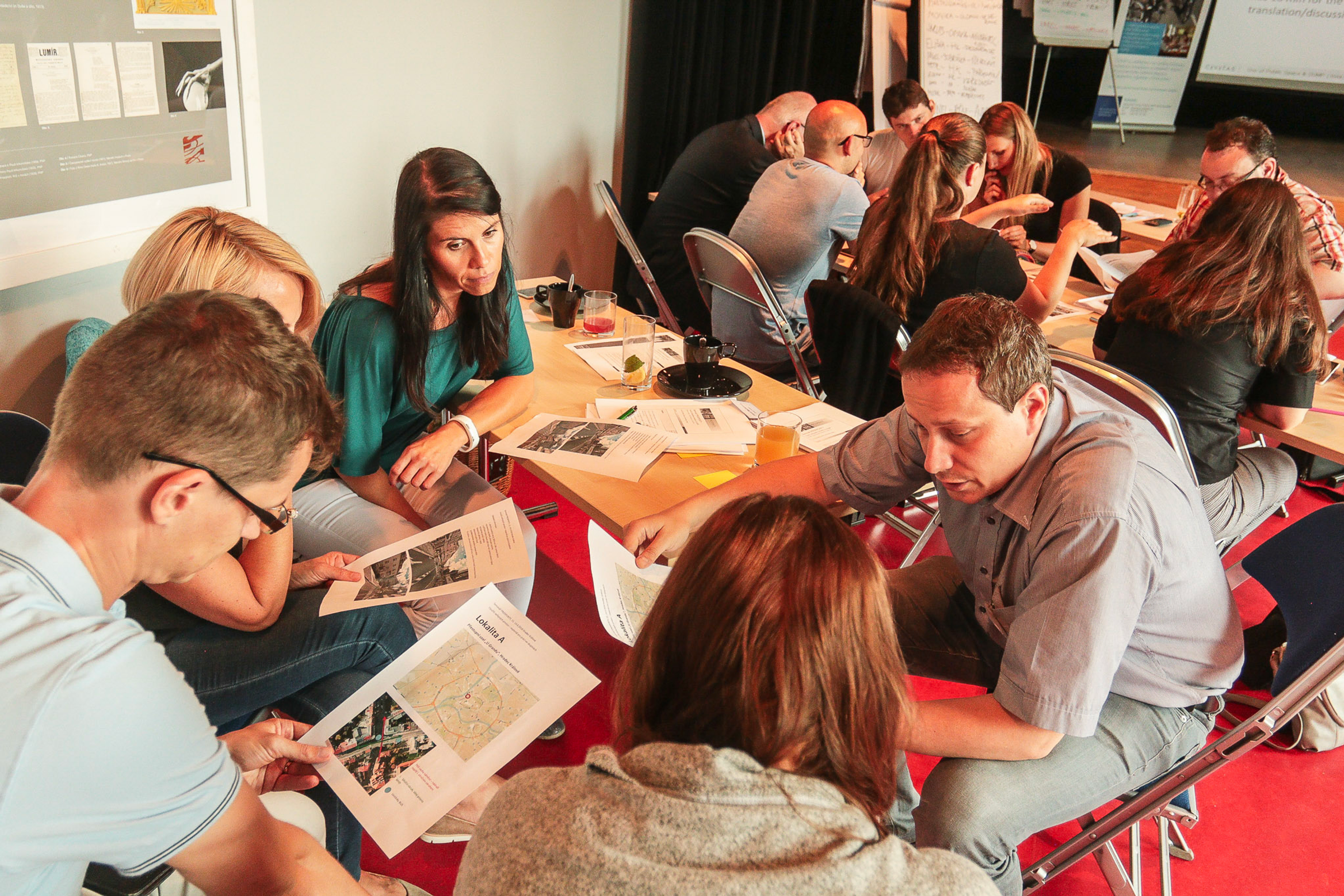 Skupina lidí bavící se u stolu