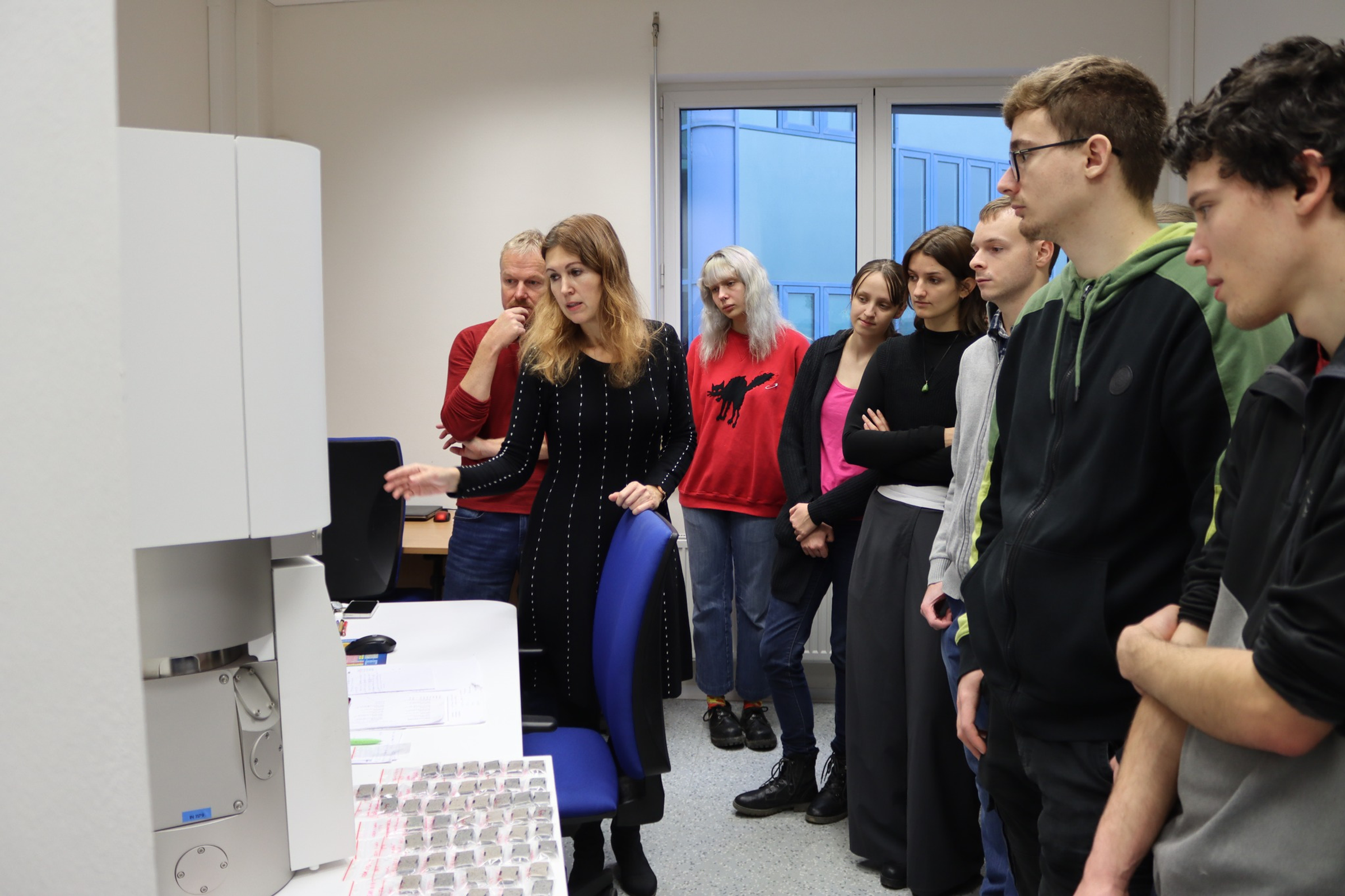 Studenti na exkurzi v laboratoři