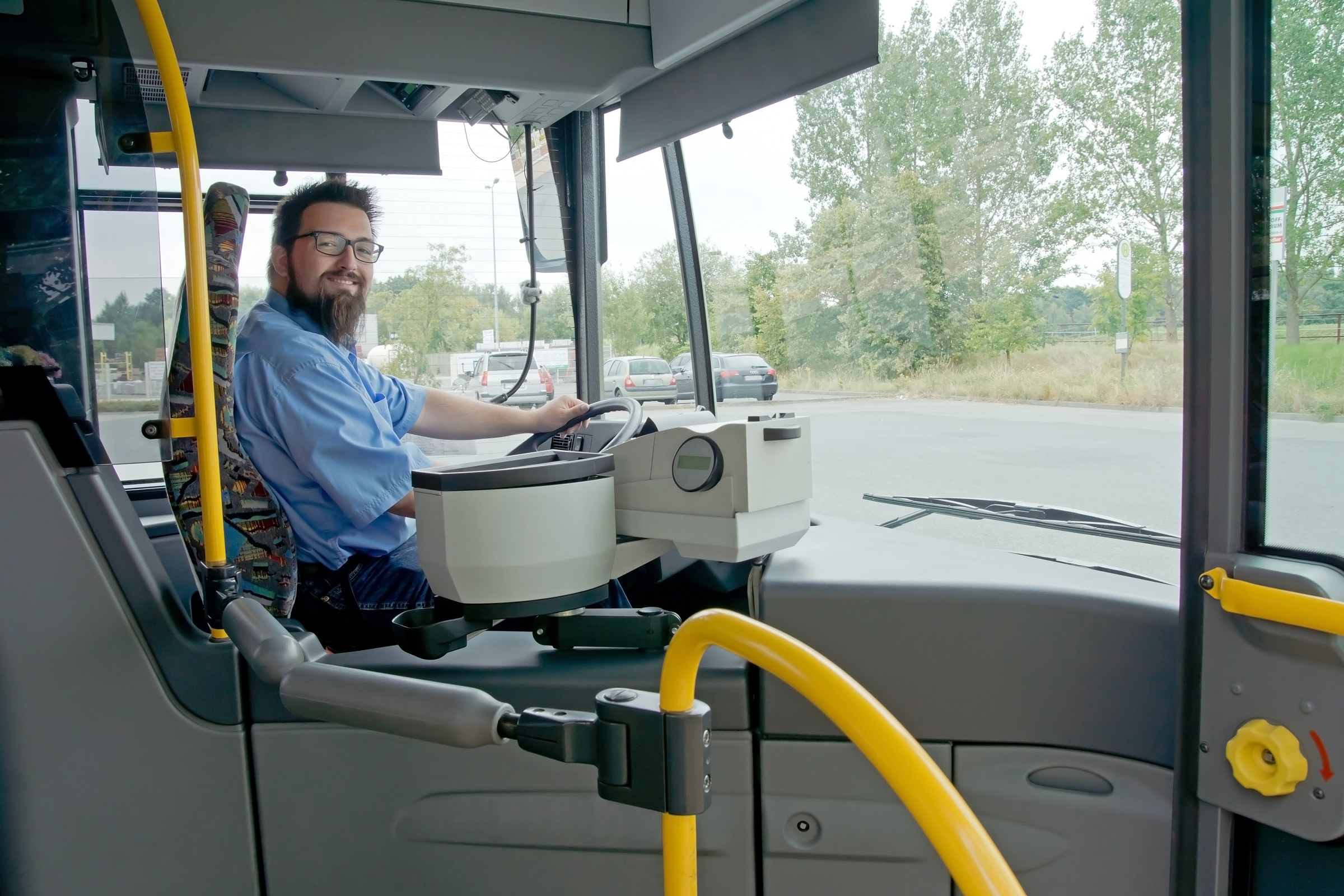 Řidič MHD v autobusu