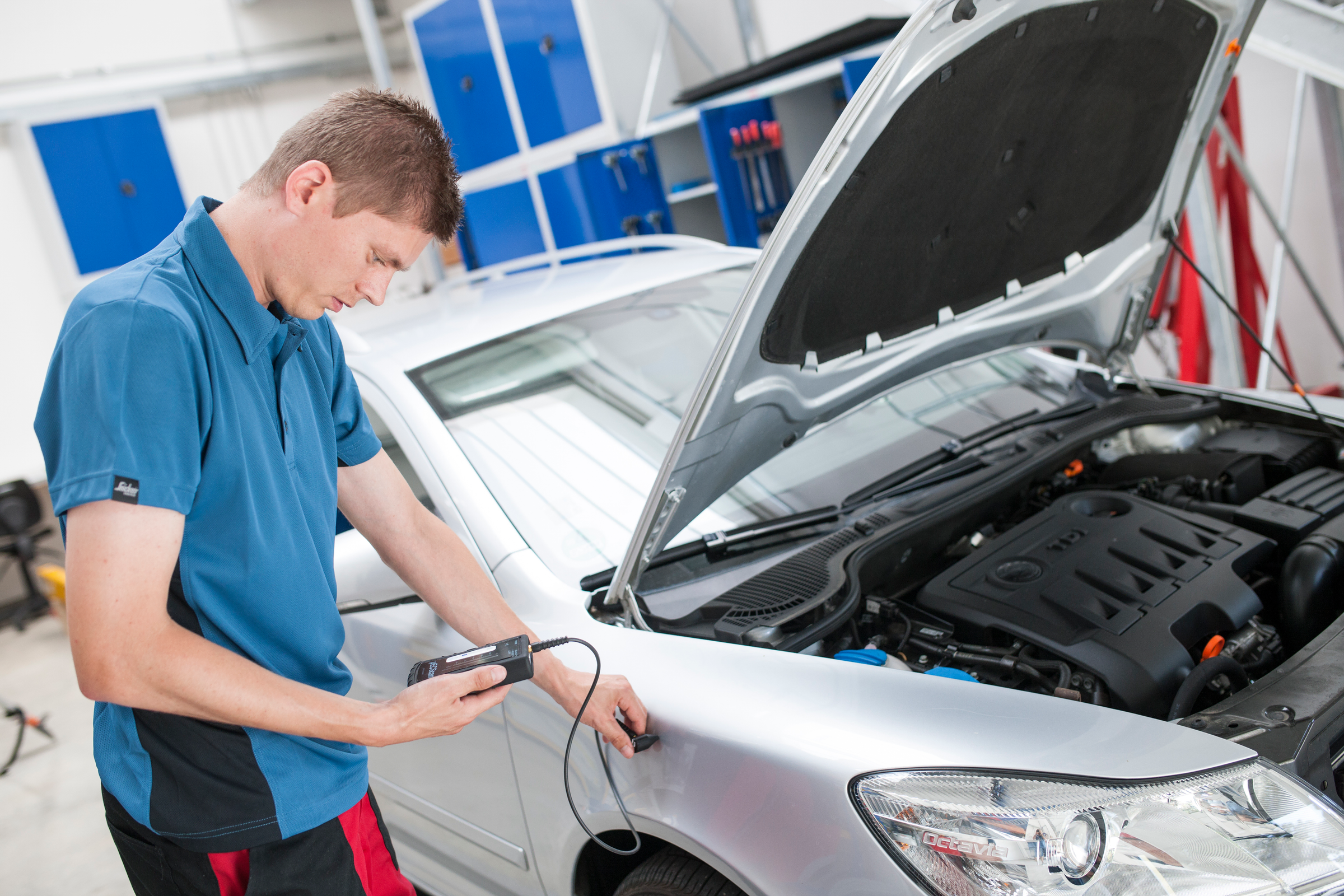 Muž zkoumá havarované vozidlo