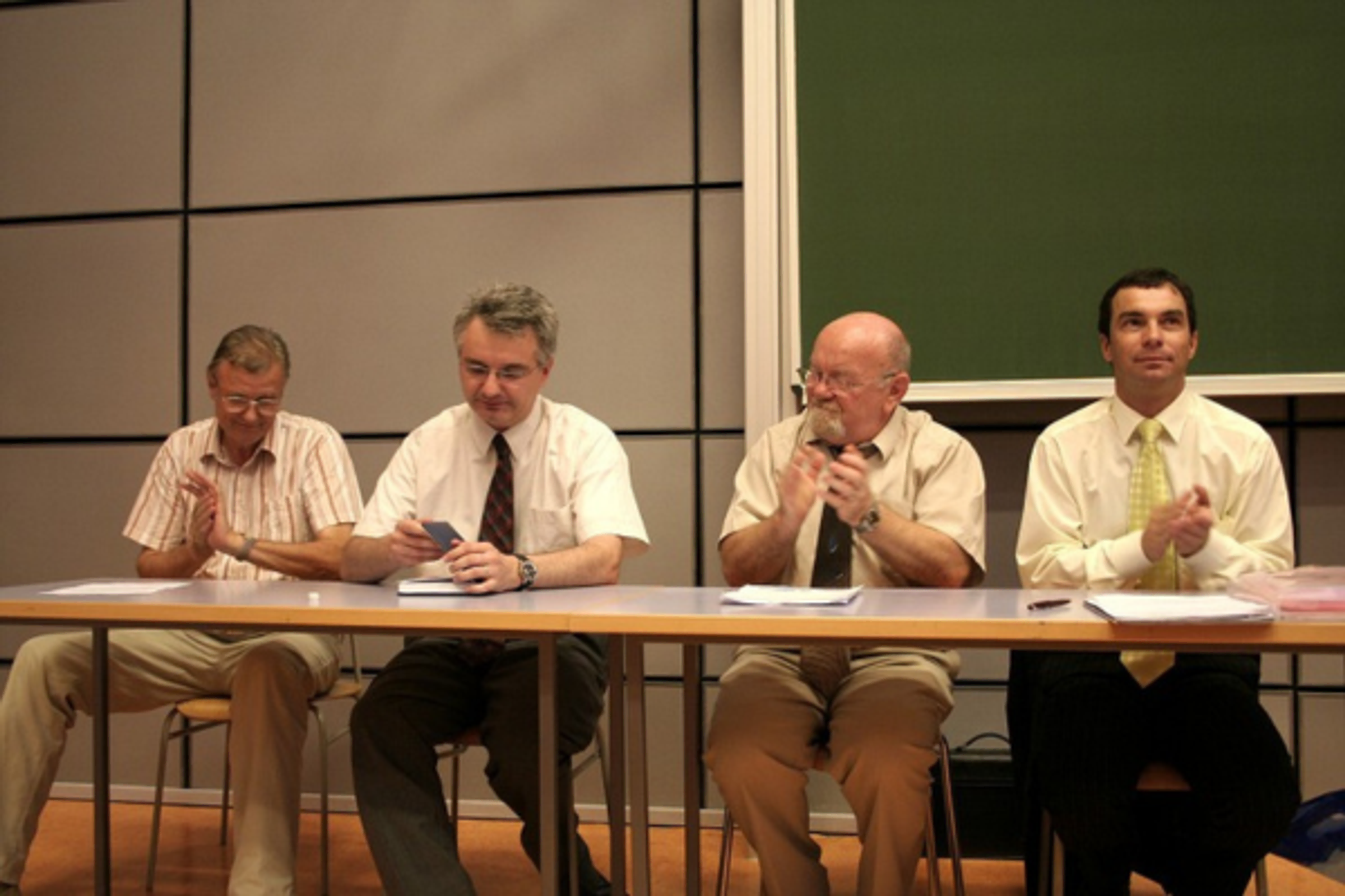 Předání vedení ústavu, Karel Pospíšil (uprostřed), Josef Mikulík (vpravo)