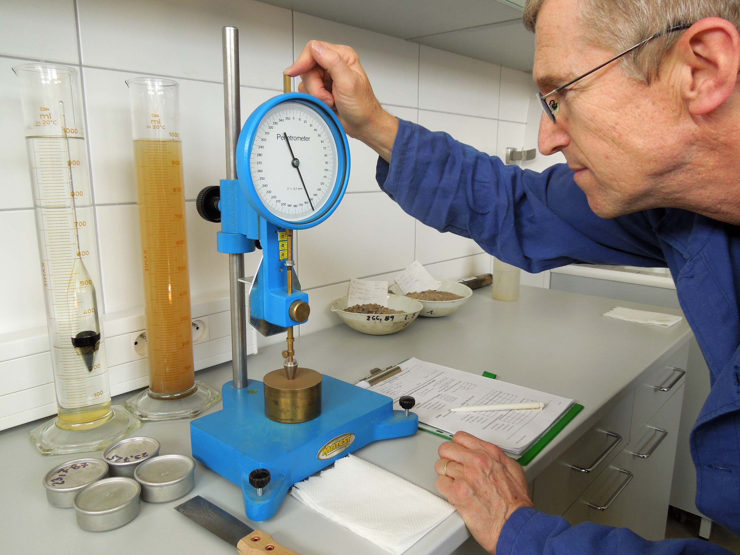 Muž provádějící měření