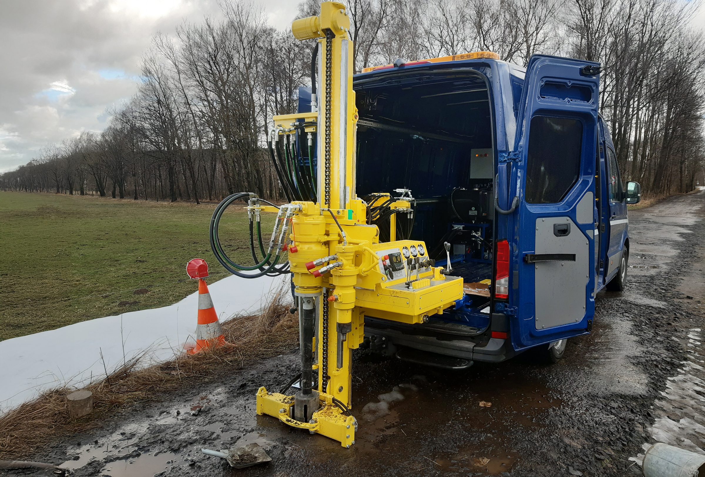 Vozidlo laboratoře dopravní infrastruktury v terénu