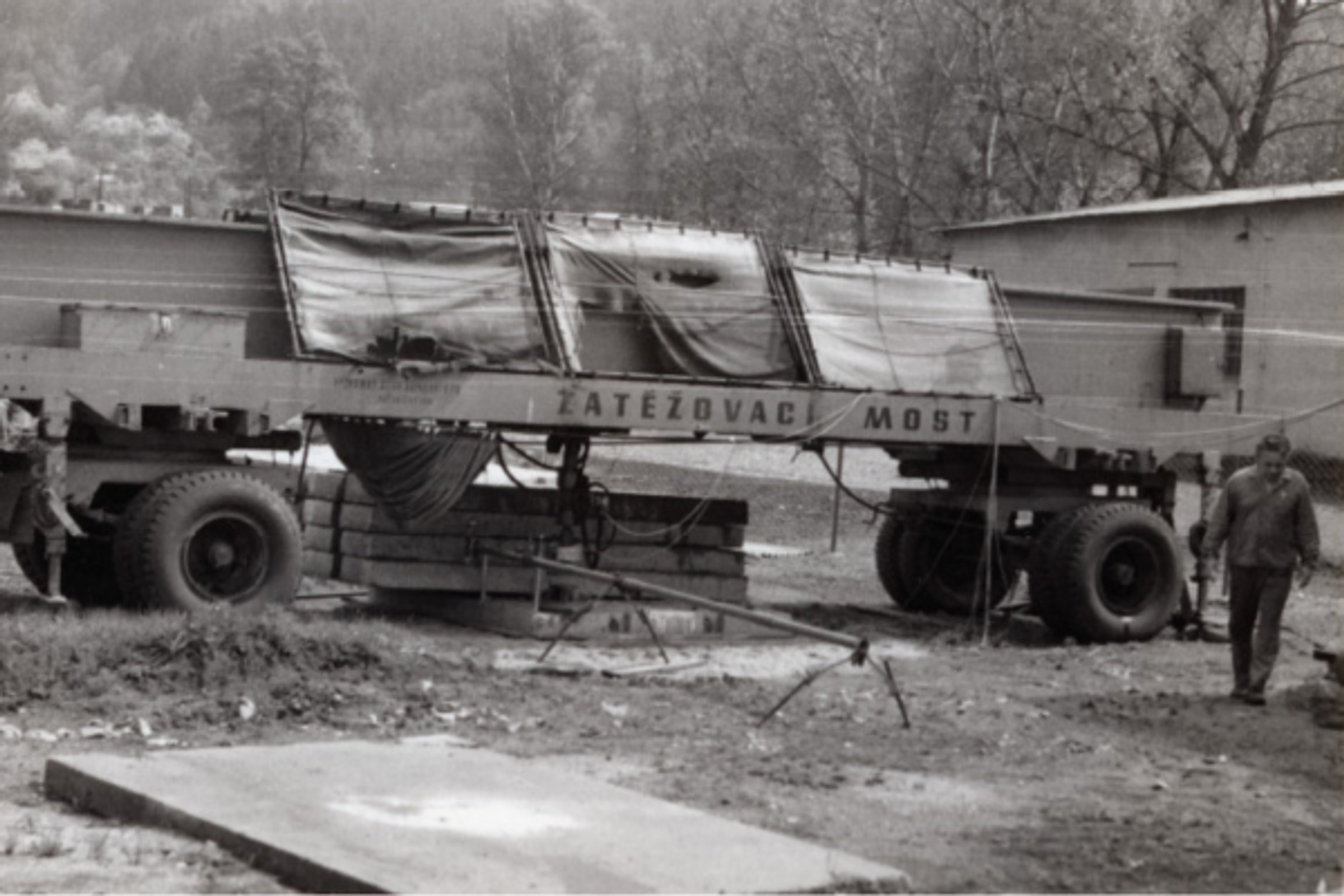 Zatěžovací most na měření únosnosti podloží a netuhých vozovek