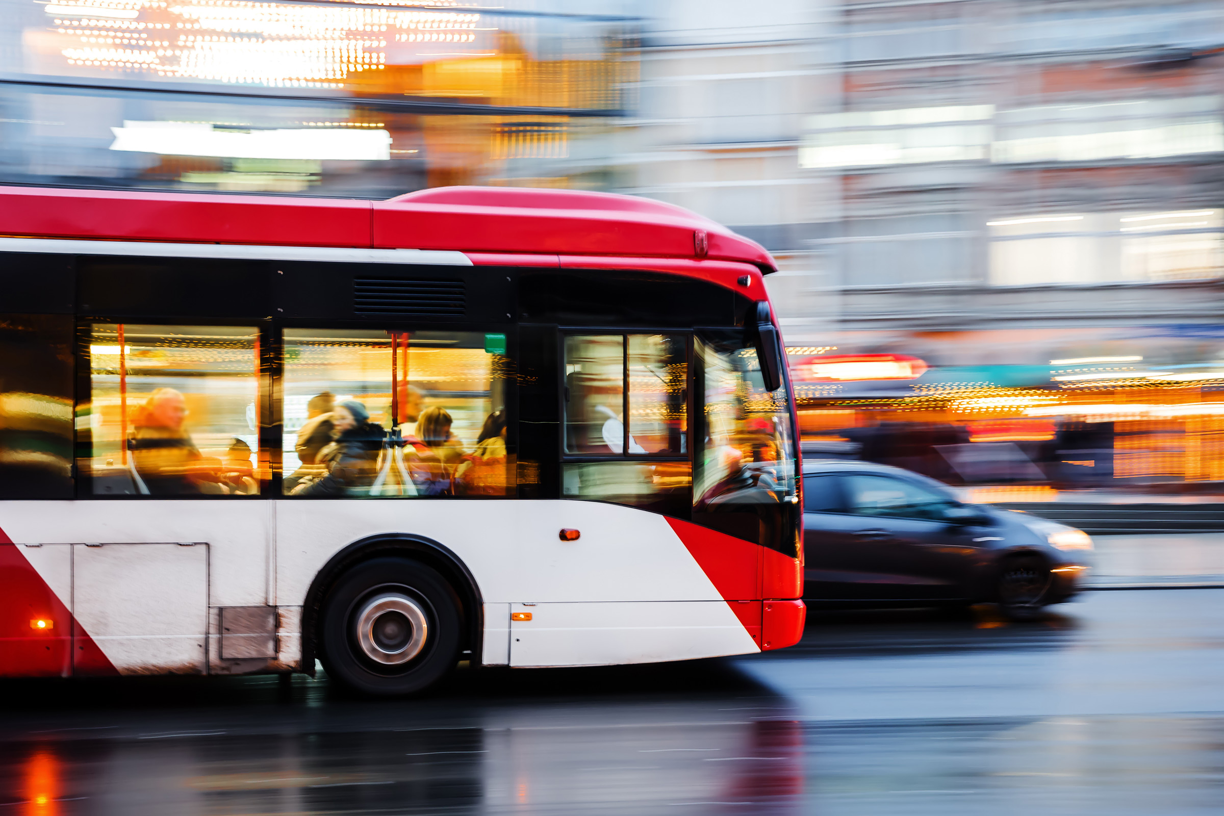 Projíždějící autobus MHD