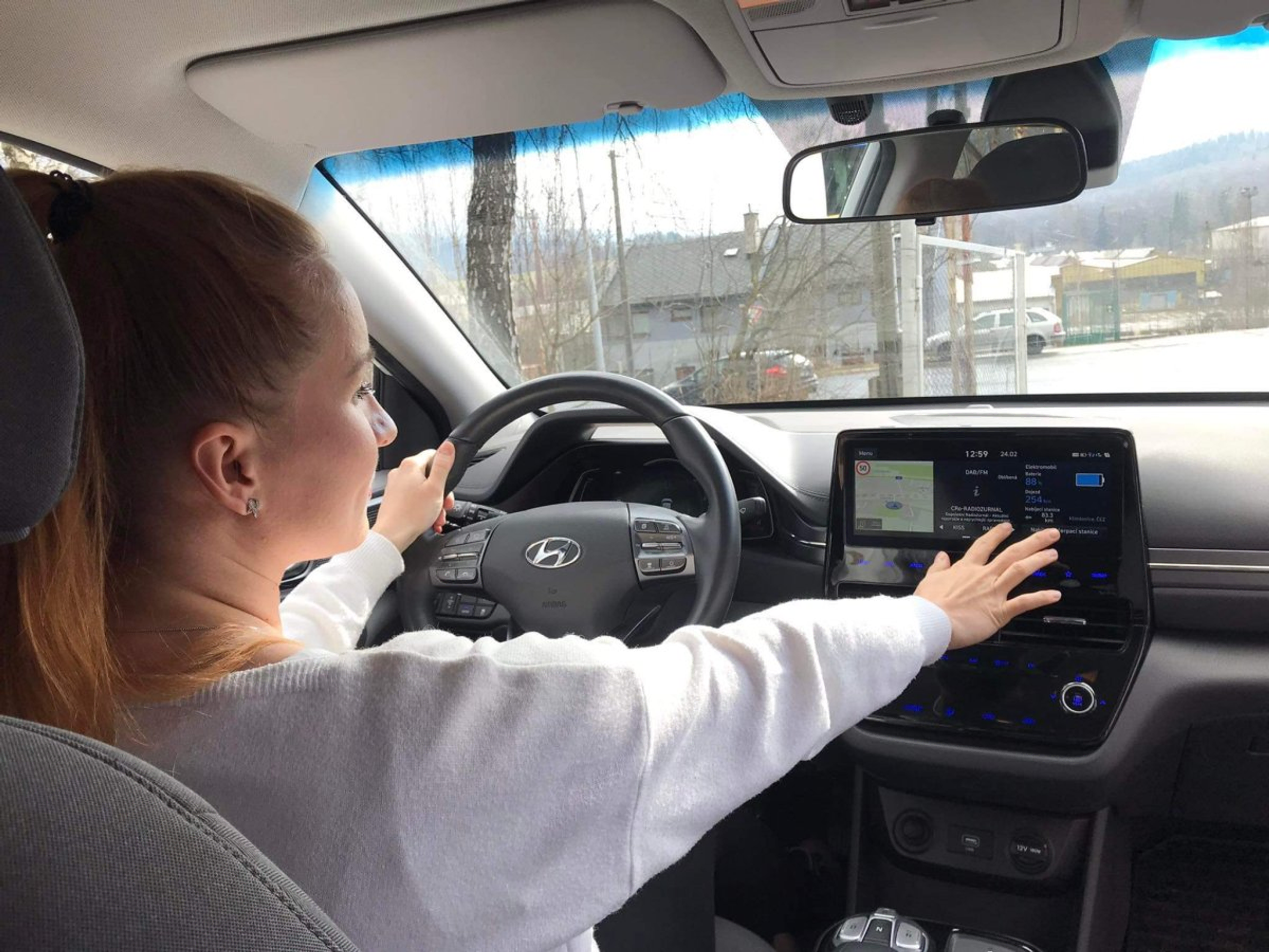 TZ: Fyzická tlačítka předčí dotykové obrazovky v nových autech