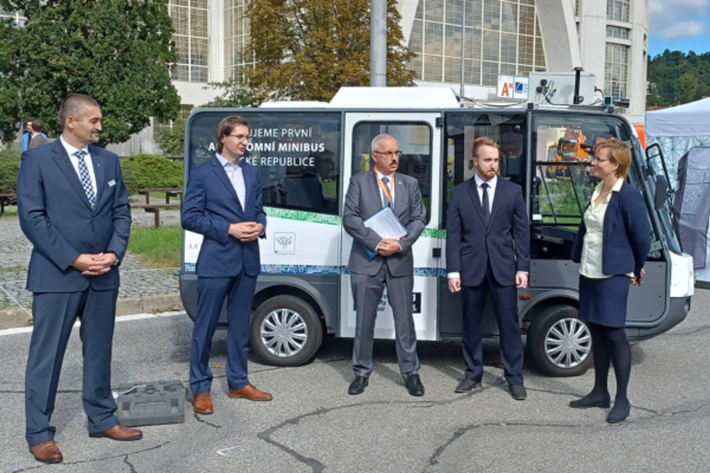 Autonomní minibus na veletrhu URBIS ocenili i zástupci Evropské komise