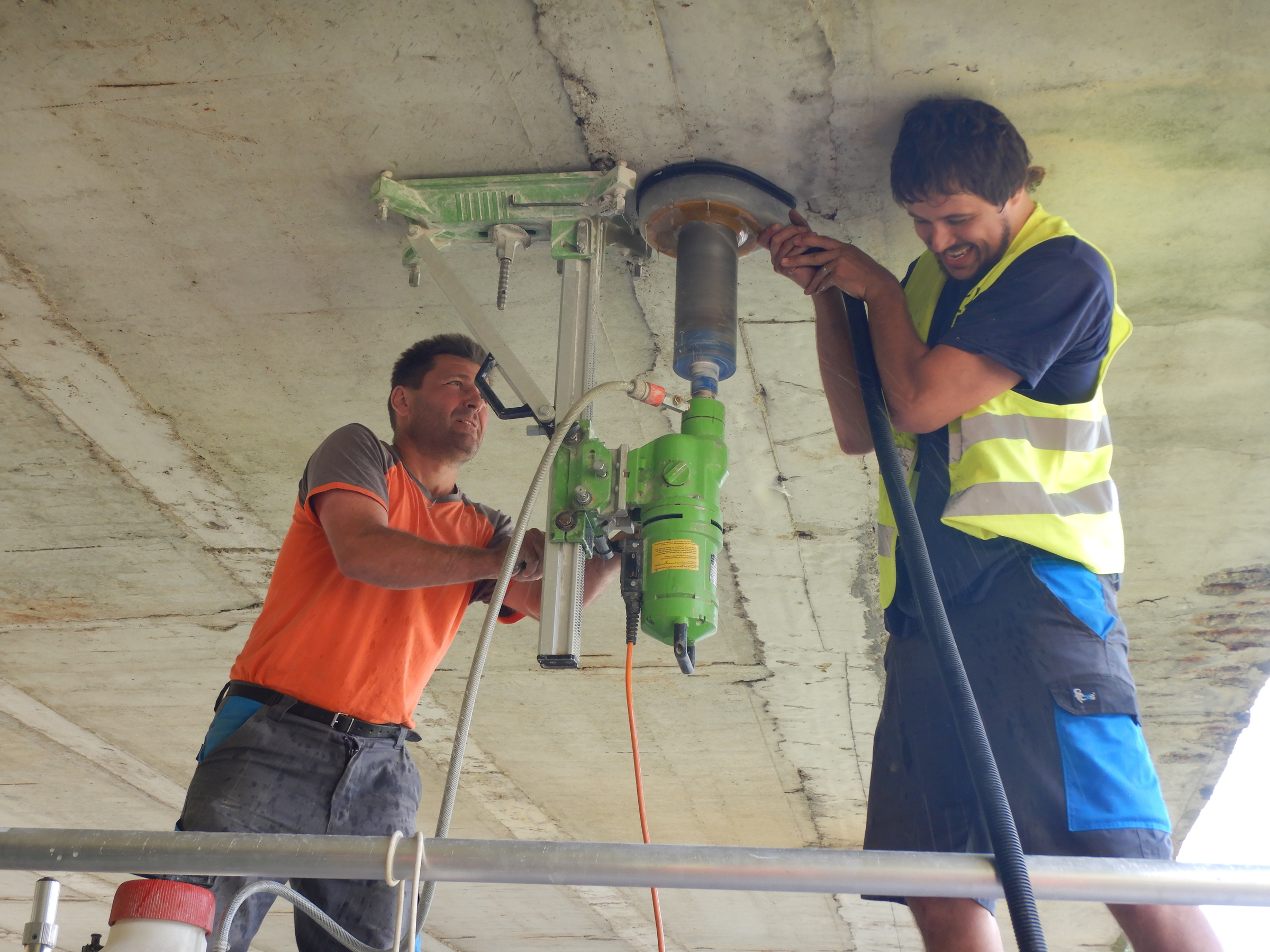 Muži provději vývrty na mostě