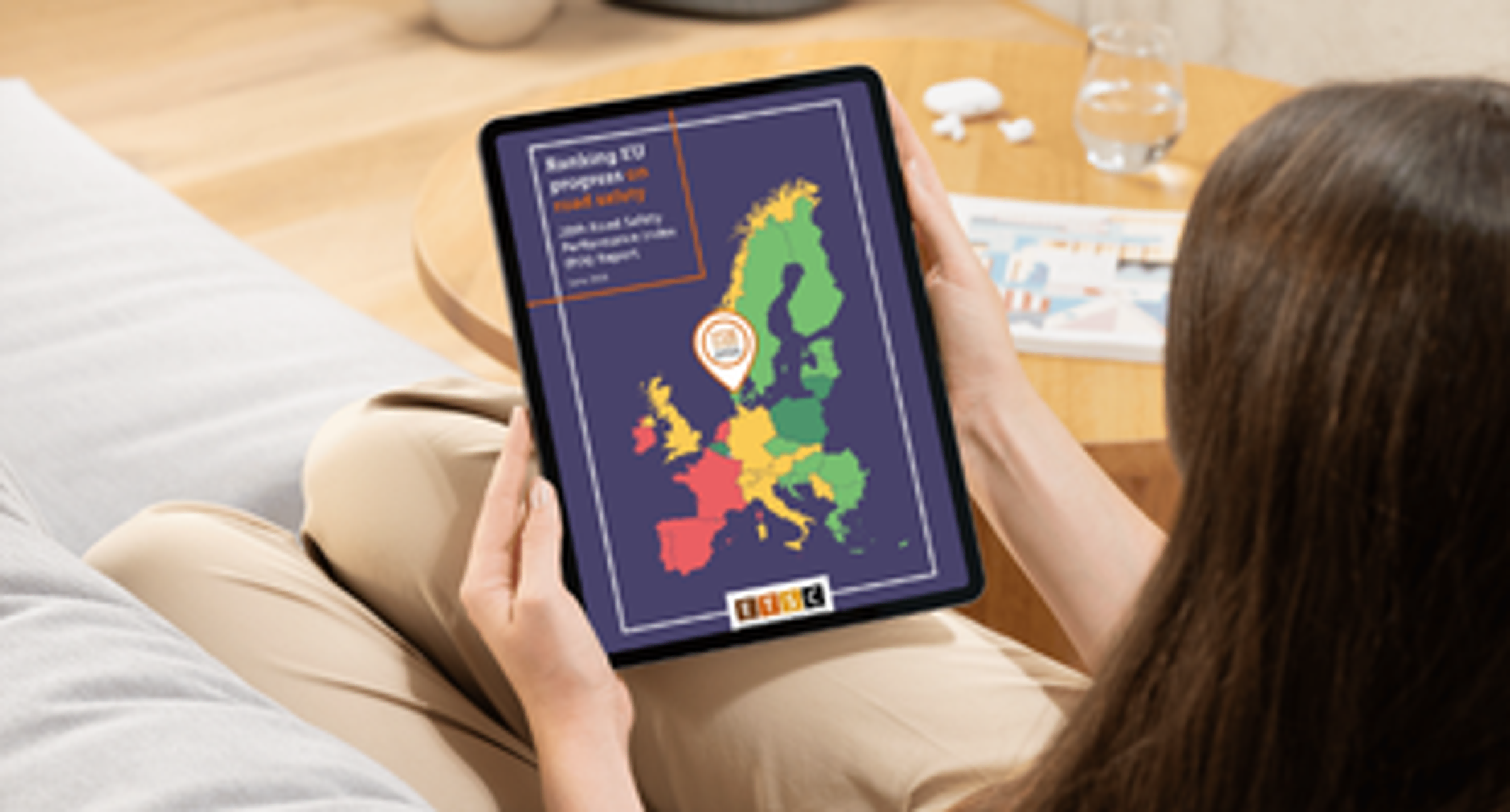 Žena čte na tabletu PIN report ETSC