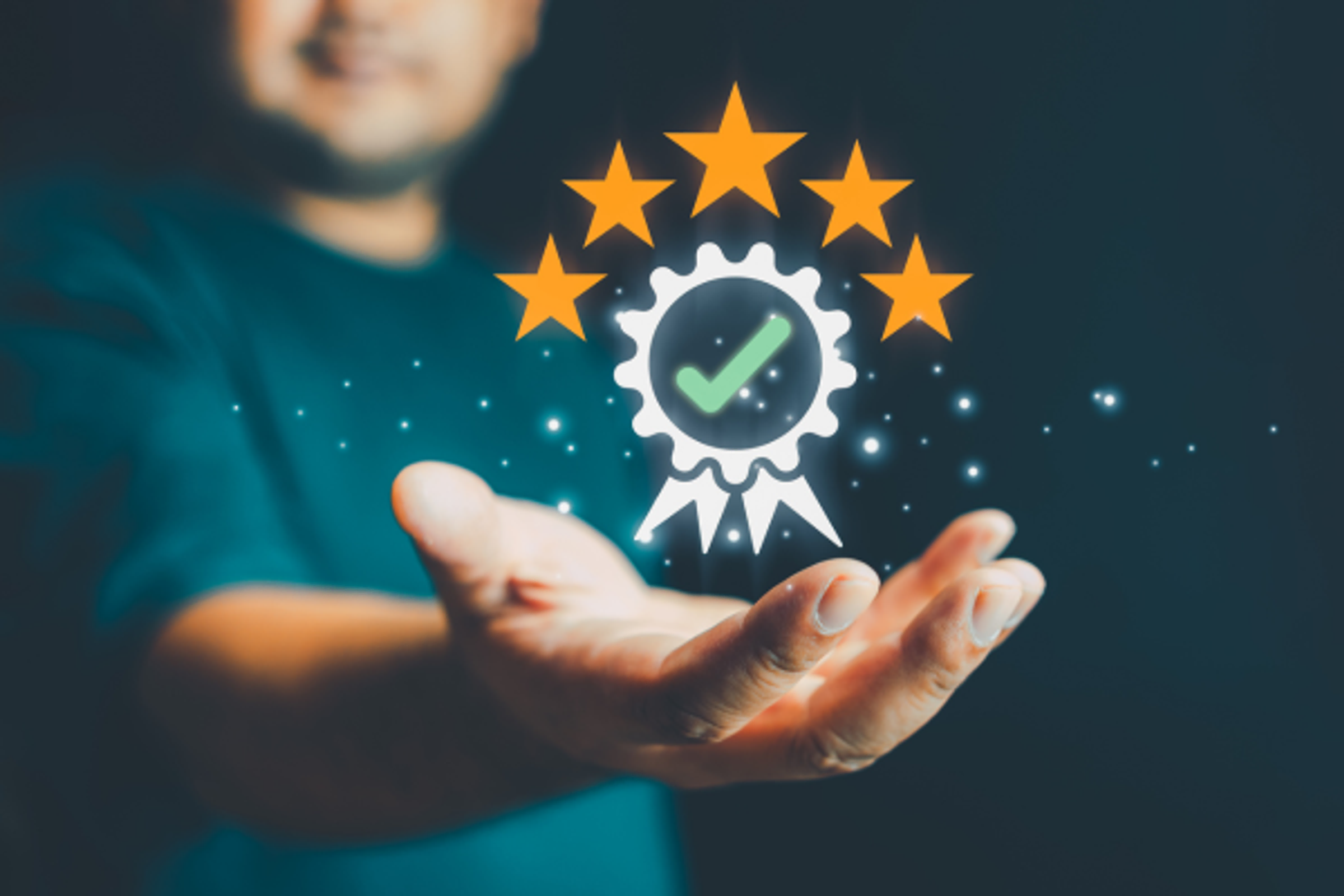 Ilustrativní fotka management kvality, muž s nataženou rukou