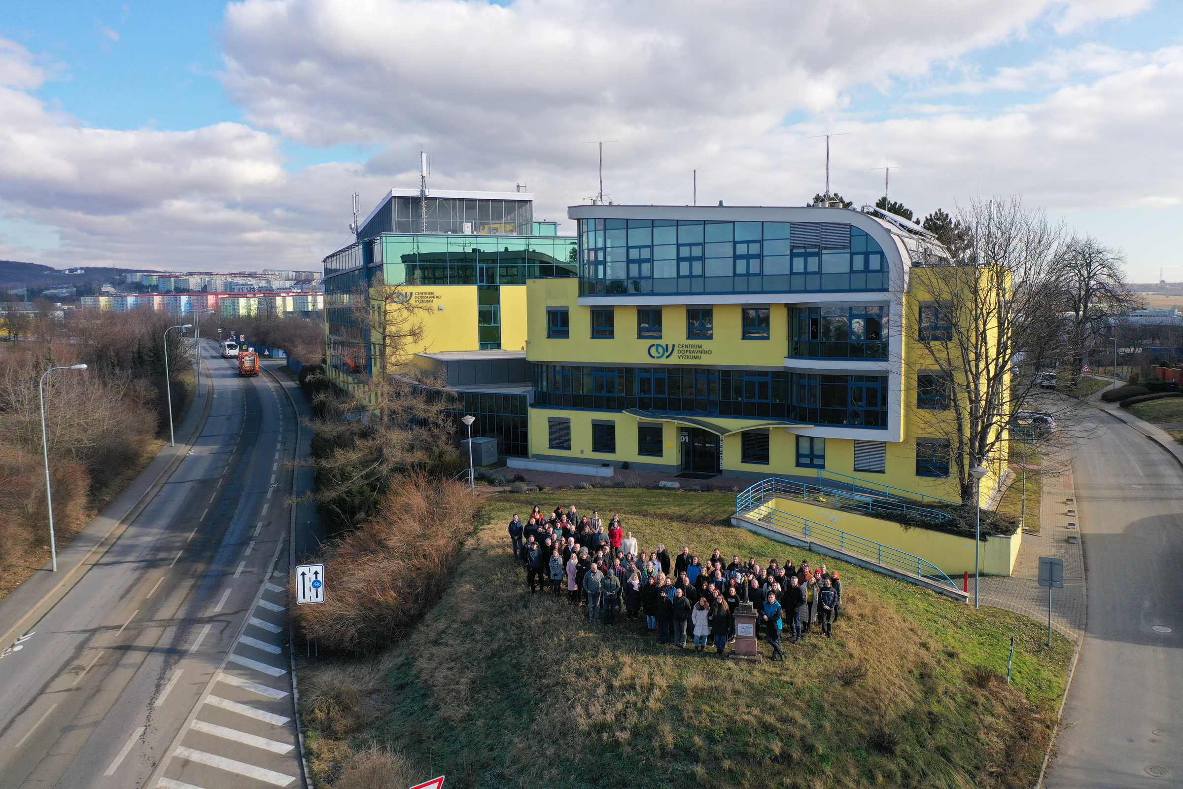 Skupinová fotka zaměstnanců před budovou CDV