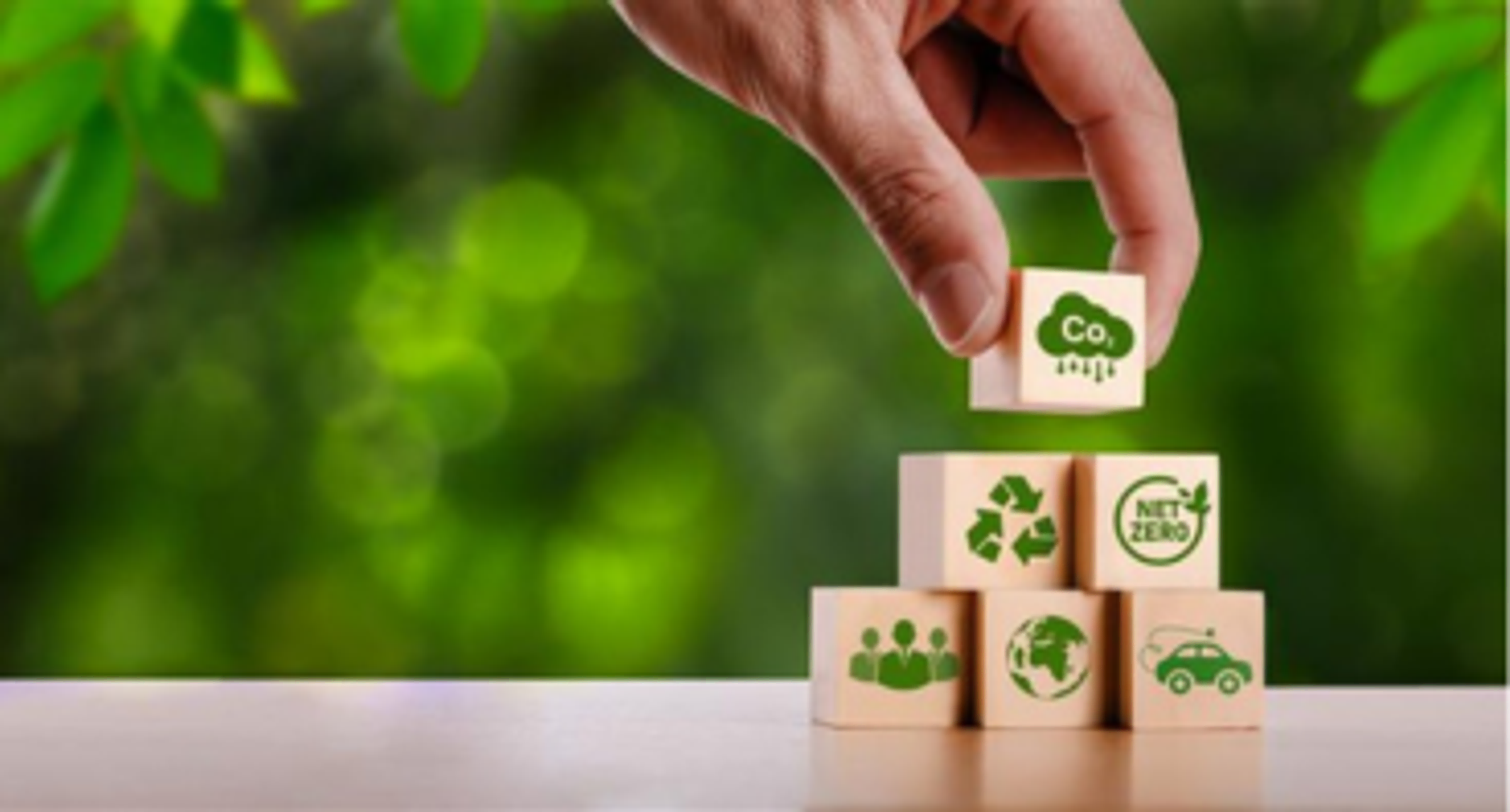 Kostky se symboly z čisté a udržitelné dopravy