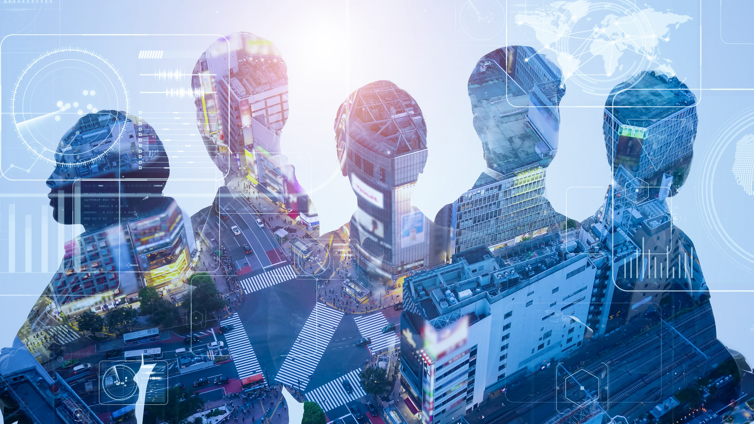 Siluety postav okolo městské zástavby