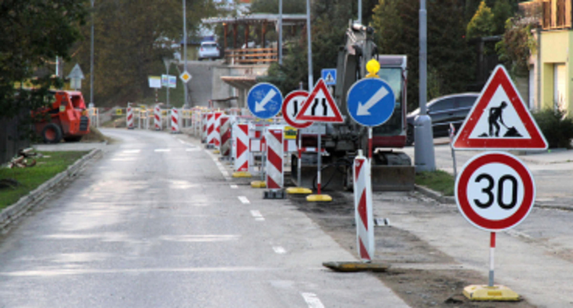 Opravovaná silnice se stroji a značením