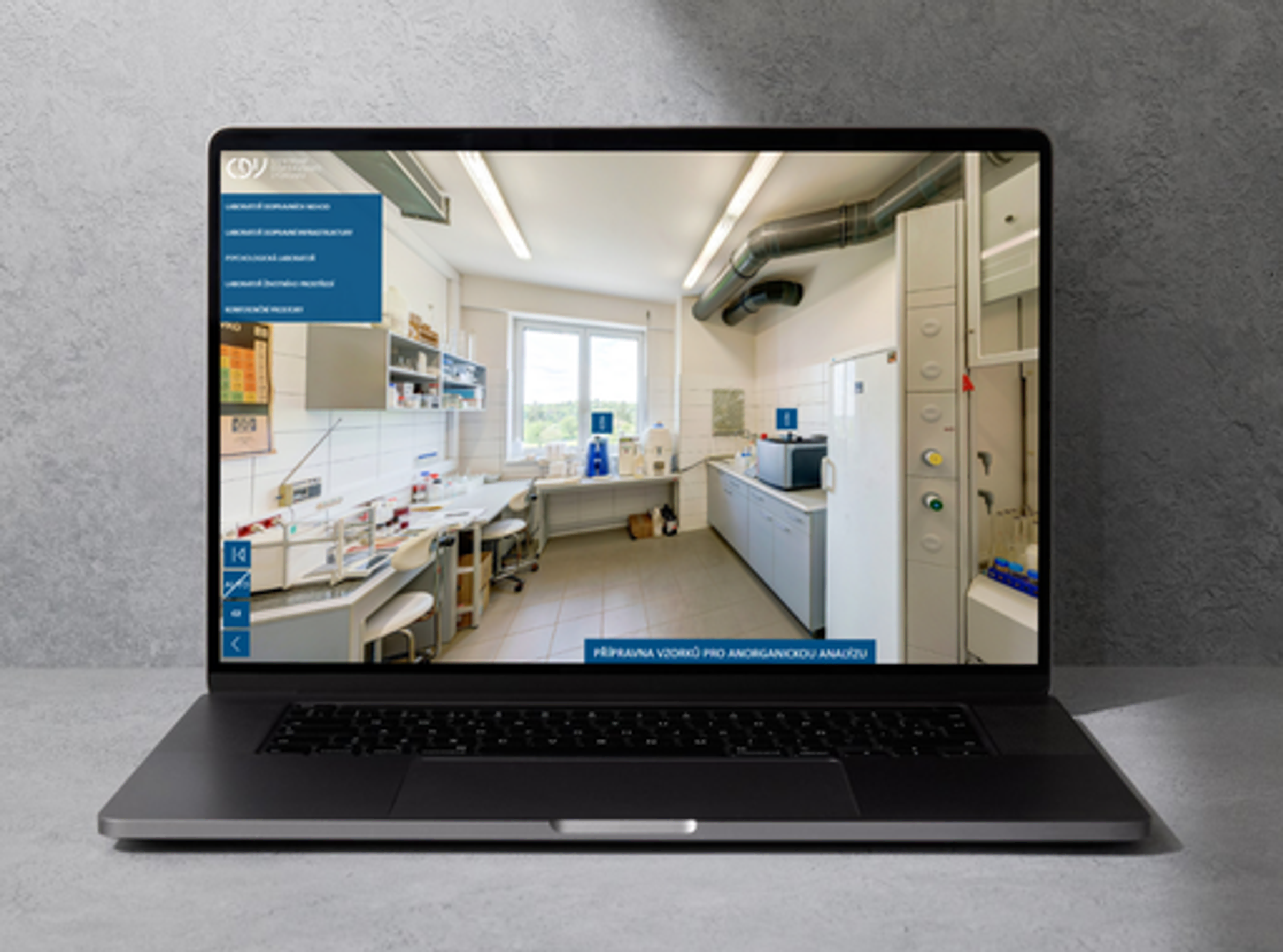 Mock up počítače s náhledem virtuální prohlídky laboratoří