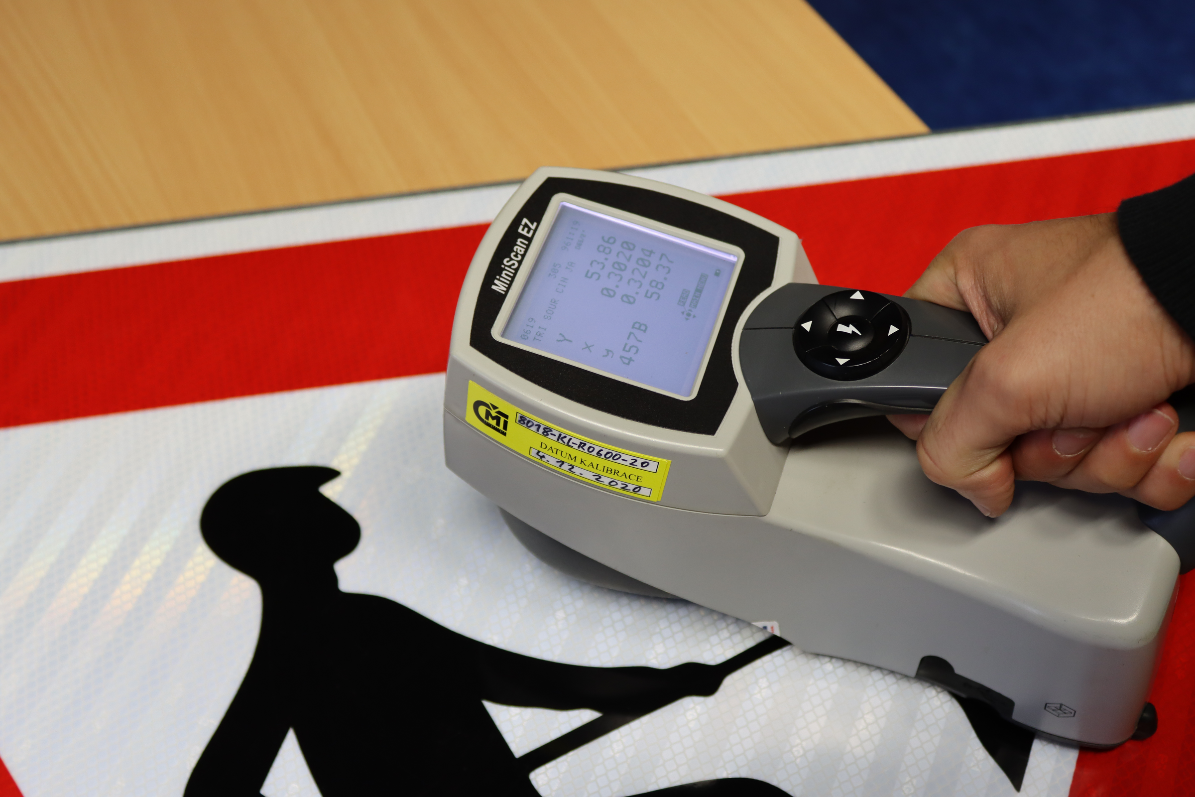 Měření světelnosti dopravní značky