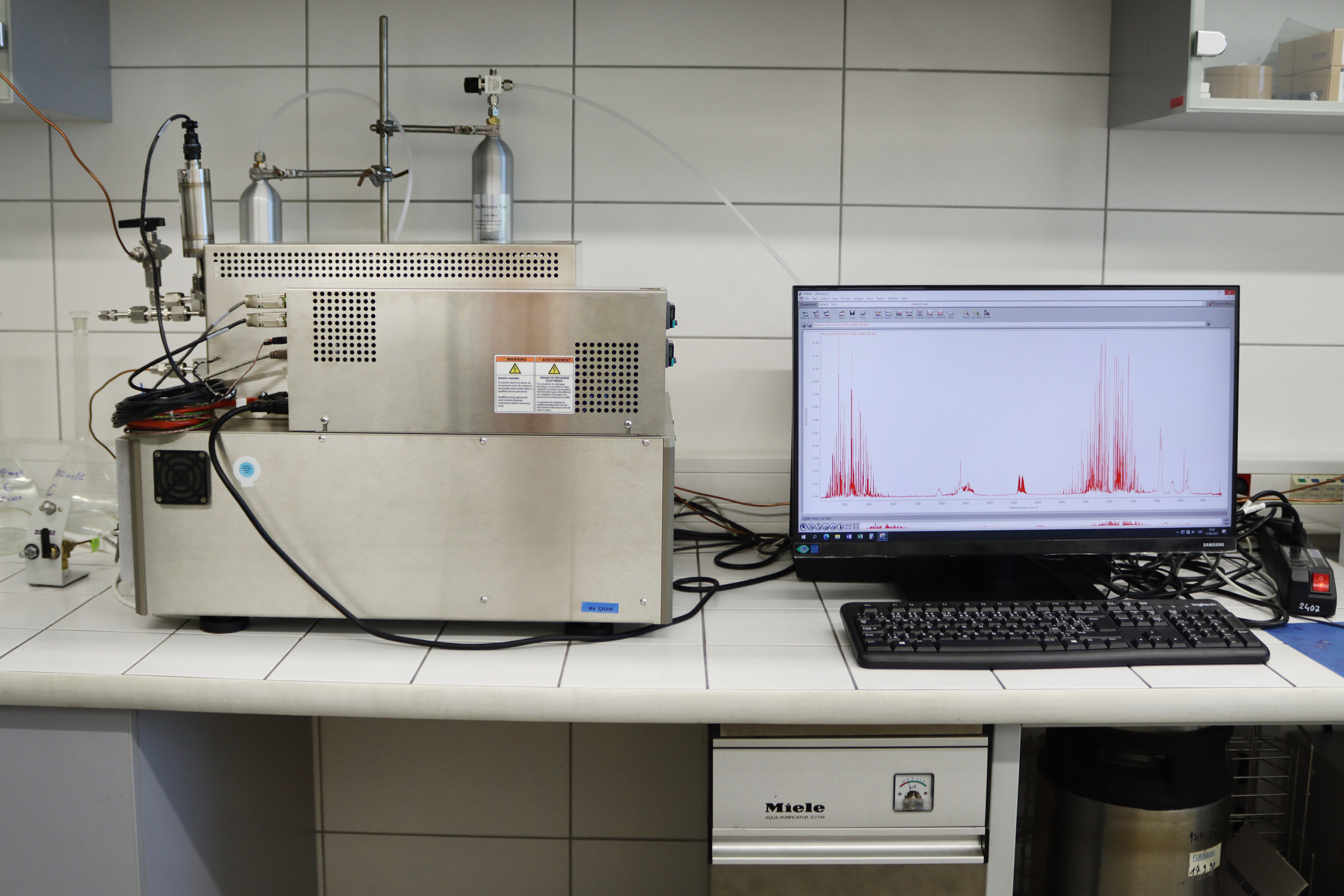 Analytický přistroj a výsledky na monitoru počítače