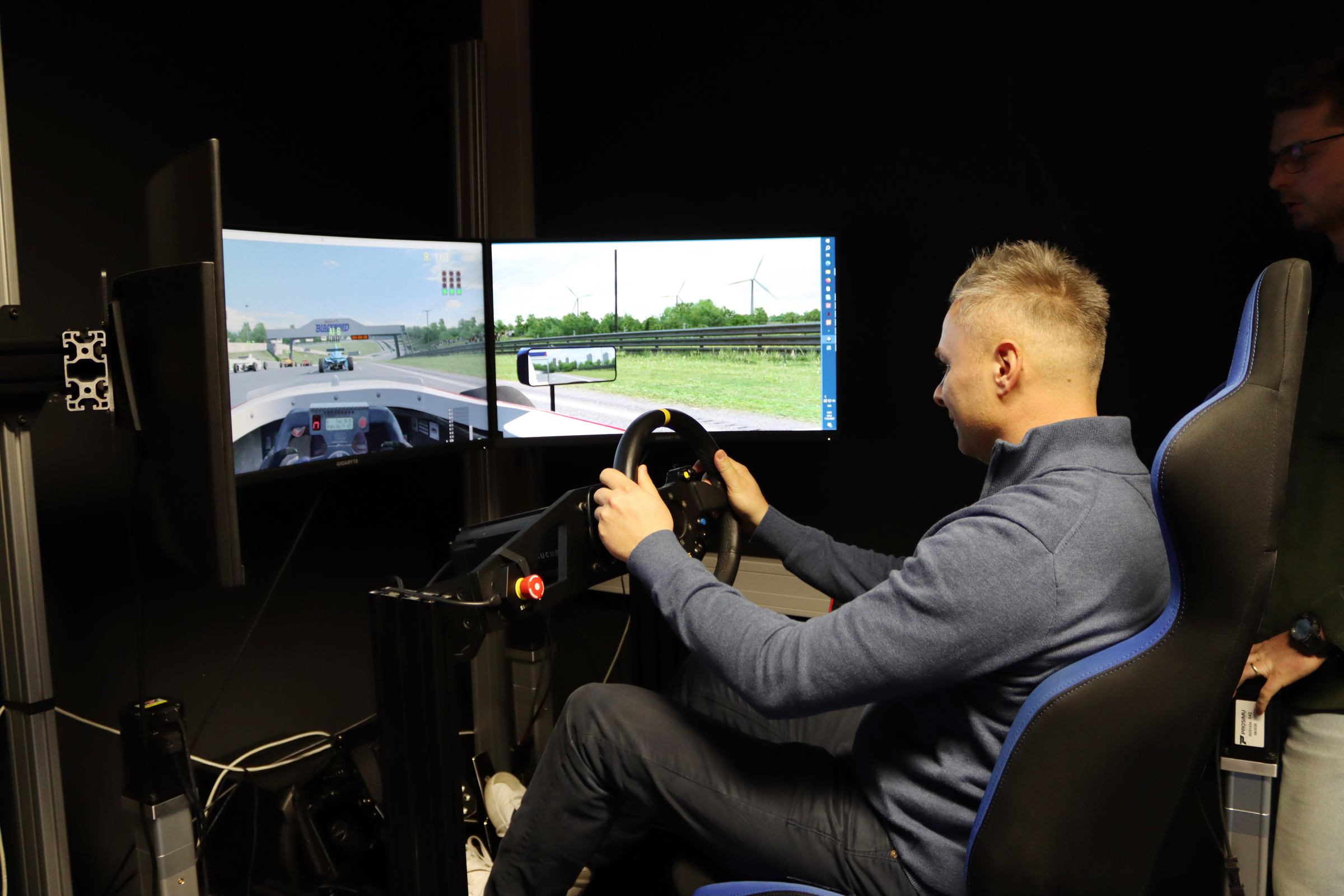 Muž řídící simulátor vozidla