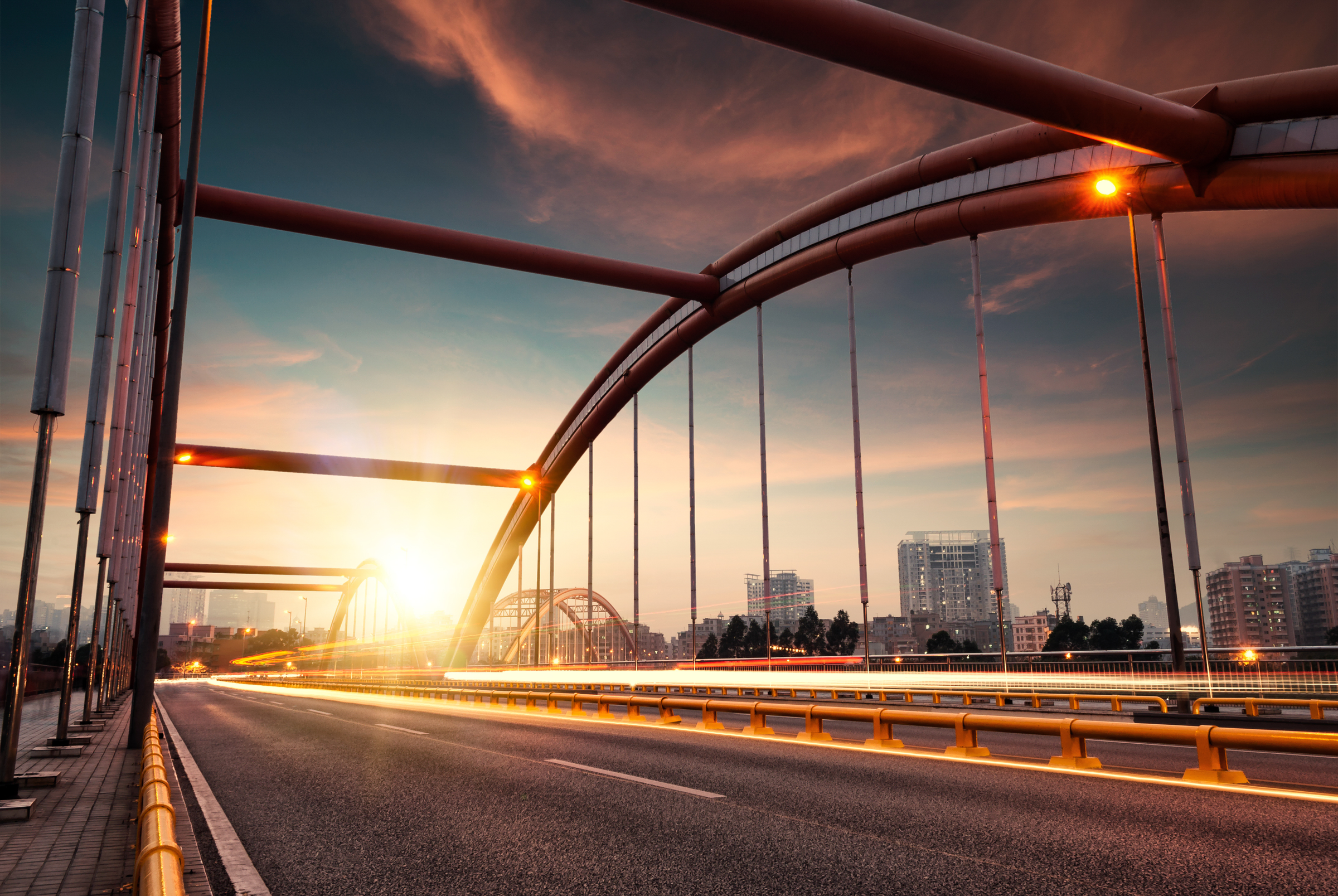Osvětlený most při západu slunce